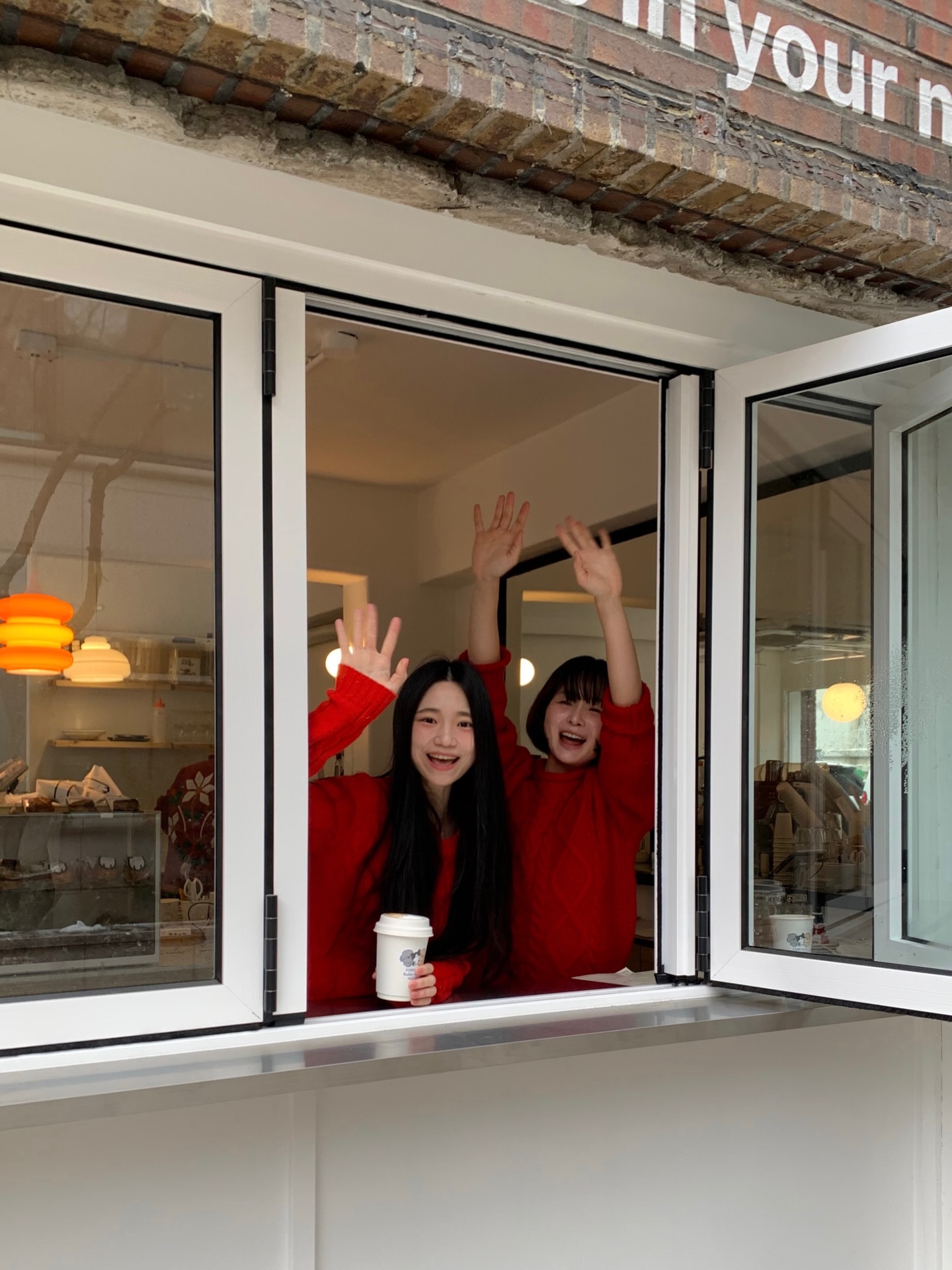 버터향 가득했던 주말 포이브하우스 🌙✨ 🐶🐱🐶♥️ 추운 날씨에도 와주신 모든분들 정말 정말 감사드려요 🫶🏻 울 언니와 빛이 부부 모두 고생많았오 가벼운 마음으로 시작했지만 진심이되어버린 우리 팝업 다음에 더 잼난거 해볼까요? 🤔💭