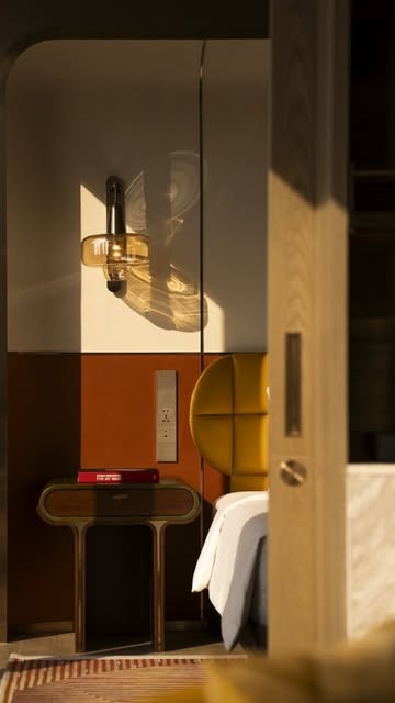 #BAZAARLifestyle ต้อนรับฮอลิเดย์ที่กำลังจะมาถึง กับการเผยโฉมครั้งแรกของ Andaz One Bangkok โรงแรมลักชัวรีไลฟ์สไตล์แห่งใหม่จากเครือ Hyatt ใจกลางโครงการ One Bangkok ห่างเพียงไม่กี่ก้าวจากความร่มรื่นของสวนลุมพินี ภายใต้ประสบการณ์การพักผ่อนที่สะท้อนเสน่ห์เฉพาะตัวของกรุงเทพฯ ผ่านสถาปัตยกรรมที่โดดเด่นด้วยแรงบันดาลใจจากอาคารไทยยุคมิดเซ็นจูรี ผสานวัฒนธรรมท้องถิ่นและคาแรกเตอร์ของย่านถนนวิทยุ
 
พร้อมสัมผัสประสบการณ์การกิน-ดื่มที่หลากหลาย Andaz Terrace ที่มอบวิวสวนลุมพินีแบบใกล้ชิด, Jĭng ห้องอาหารจีนที่เสิร์ฟรสชาติแบบต้นตำรับในบรรยากาศร่วมสมัย และ Piscari บนชั้น 23 นำวิถีชีวิตสบาย ๆ ตามแบบฉบับเมดิเตอร์เรเนียนมาสู่ใจกลางกรุงเทพฯ รวมไปถึงสิ่งอำนวยความสะดวกที่ครบครันด้วยฟิตเนส 24 ชั่วโมง สระว่ายน้ำอินฟินิตี้พร้อมวิว ห้องสตีม ซาวน่า และห้องประชุมที่ออกแบบให้ร่มรื่นเสมือนเป็นส่วนหนึ่งของสวนลุมพินี
 
ร่วมสัมผัสมิติอันหลากหลายของกรุงเทพฯ ที่ Andaz One Bangkok เปิดให้บริการในเดือนธันวาคมนี้

#AndazOneBangkok
#BAZAARThailand