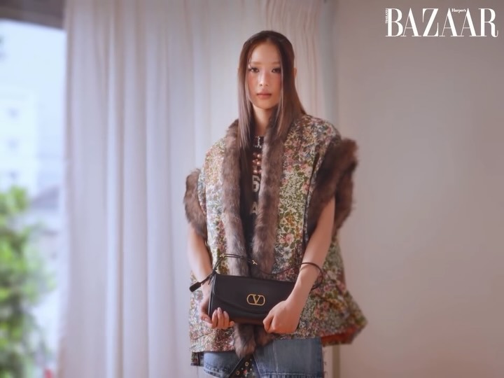 นักแสดงสาว ‘ฟิล์ม รัชชานันท์’ ถ่ายทอดลุคสวยโดดเด่น ผ่านสไตล์ที่ชวนหลงใหลภายใต้เสื้อผ้าในคอลเลกชั่น Cruise 2026 โดย Alessandro Michele พร้อมเติมเต็มลุคด้วยแอ็กเซสเซอรี่ชิ้นเด่น Valentino Garavani DeVain bag ซึ่งช่วยขับความหรูหราอันเป็นเอกลักษณ์ของ Valentino ให้เด่นชัดยิ่งขึ้น

นางแบบ: Rachanun Mahawan
วิดีโอ: Natthawut Niyomrot
สไตลิสต์: Luknut
แต่งหน้า: Kitti Phunsarikit
ทำผม: Wongwarat Phruphetkaeo 

#ValentinoCruise2026
#ValentinoGaravani
#DeVainBag
#BAZAARThailand