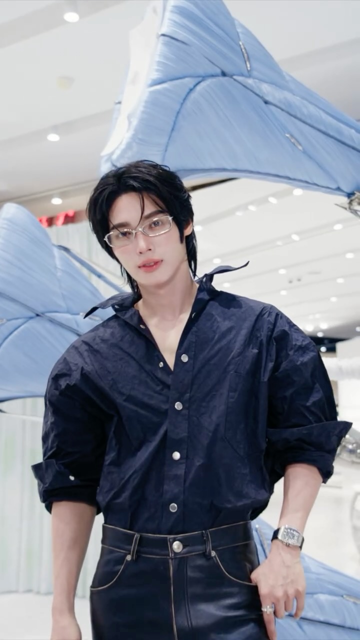 Win enters HAUS NOWHERE BANGKOK located at Icon Siam.
⠀
Come and discover Gentle Monster’s distinctive universe spanning across two floors.⁣
⠀
HAUS NOWHERE Bangkok
ICONSIAM, Charoen Nakorn Rd, Bangkok