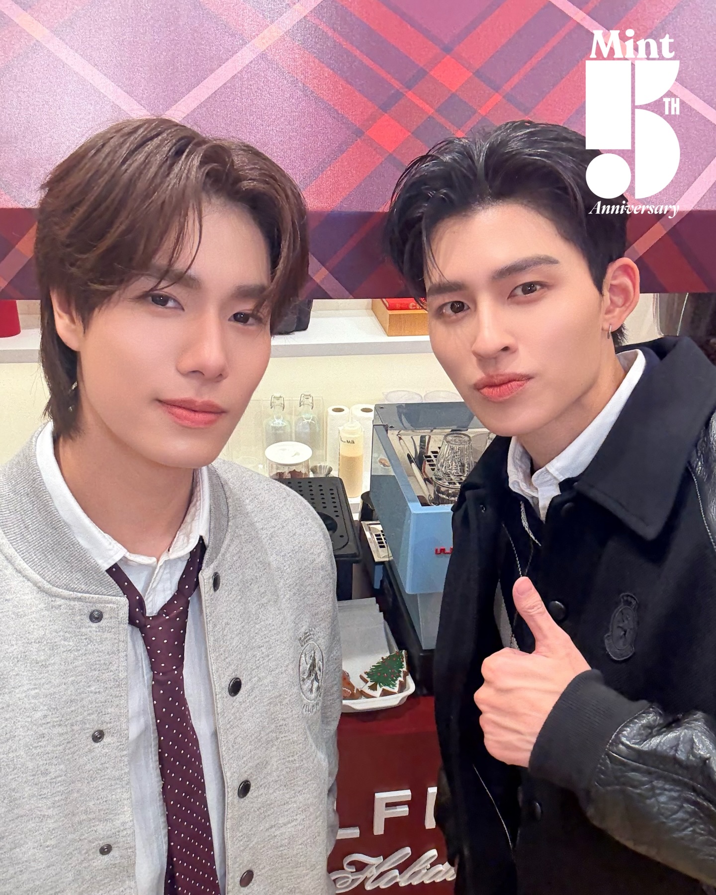 คุณธีร์ น้องพีชมาก! #MintReports สแนปภาพลุคหล่อของ 2 หนุ่ม #ปอนด์ภูวินทร์ Brand Ambassador ของ Tommy Hilfiger ร่วมงานเปิดตัวคอลเล็กชั่น A Hilfiger Holiday 2025 พร้อมถ่ายทอดเสน่ห์ในสไตล์อเมริกันเพรพคลาสสิกท่ามกลางบรรยากาศอันอบอุ่น ณ Central Park 💚

PONDPHUWIN TOMMY HOLIDAY 
#TommyHilfigerxPondPhuwin 
#PondPhuwin 
#ppnaravit #phuwintang 
#TommyHilfiger 
#MintMagTH