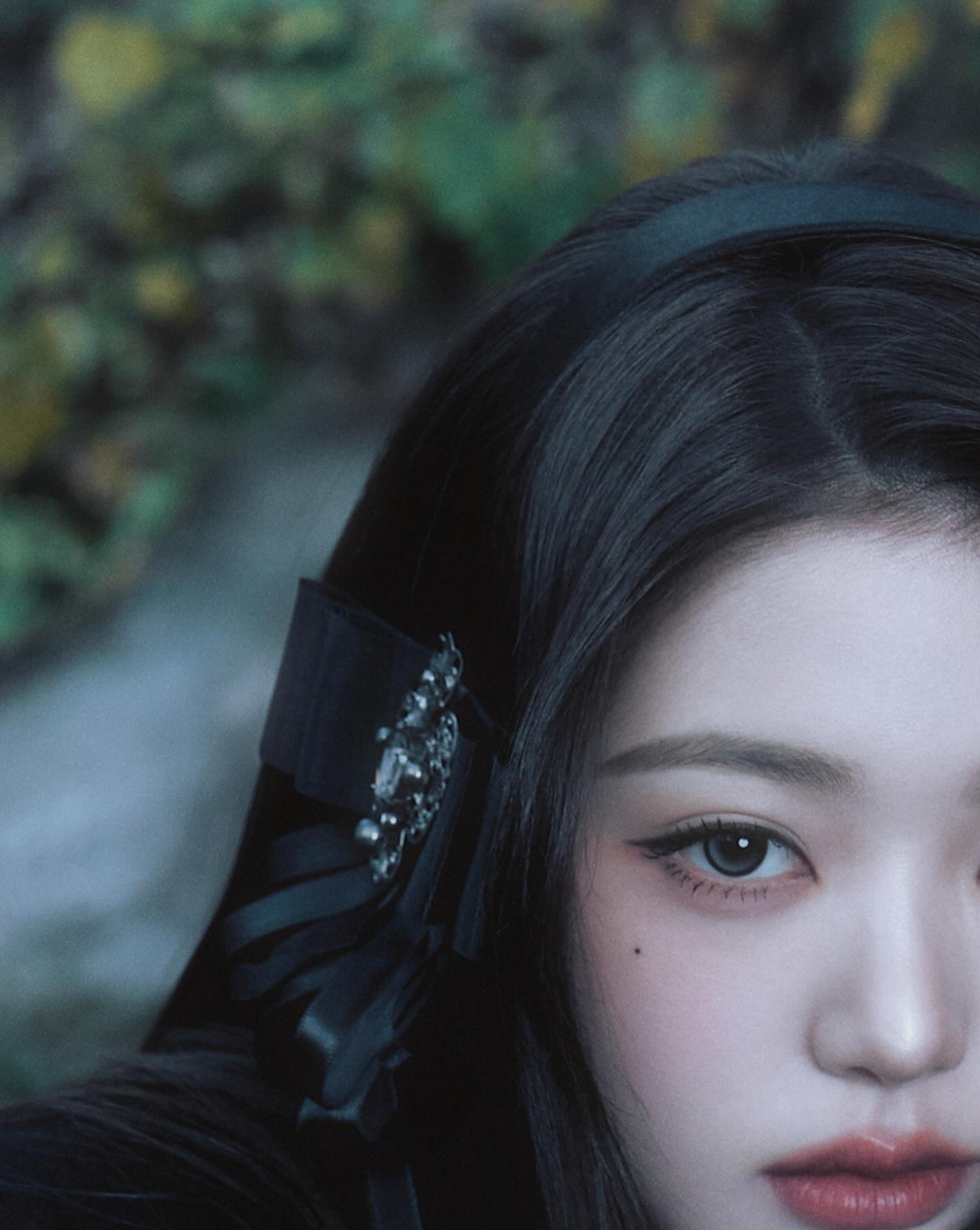 ⠀
해질녘 정원에는 서늘한 기운이 흘렀고, 고요함을 깨고 검은 토끼가 뛰어들었습니다. 그 사이에 장원영이 자리했습니다. 치명적인 눈빛으로 분위기를 고조시켰죠. 여기서도 그녀의 천재 아이돌 모멘트가 빛났습니다. 작은 동작 하나도 허투루 하지 않는 모습이 감탄을 자아냈습니다. ‘디아이콘’이 장원영의 하루를 섬세한 시선으로 담았습니다. 

#one_and_only

디아이콘 vol31, 장원영

Photographer 방규형
Film director 김예진
Editor 구민지
Digital editor 김수인
Visual director 고동휘
Stylist 김예진
Hair 조다미
Makeup 강다인
Set 황서인

🗓️2025.12.15(14:00) - 2025.12.25(23:59)(KST)

#장원영 #JANGWONYOUNG @for_everyoung10 @ivestarship
#DICON #DISPATCH