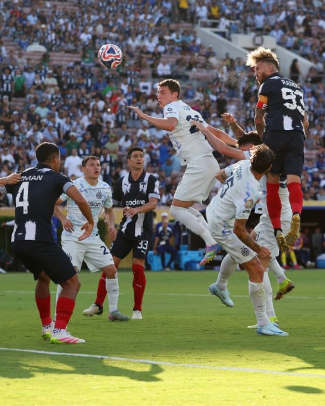 Decir adiós nunca es fácil. Termina una etapa que arrancó llena de ilusión en febrero y que me ha permitido descubrir un país, una ciudad, un fútbol... y que me deja muchas experiencias nuevas y, sobre todo, muchos amigos.
Por siempre me sentiré orgulloso de haber llevado el brazalete de capitán de Rayados, de haber liderado al equipo en el primer Mundial de Clubes en su nuevo formato, de haber batallado en el Clausura, en el Apertura, en la Leagues Cup, en la Concacaf Champions Cup... y de haber defendido con coraje el Gigante de Acero a vuestro lado en todos los partidos que hemos jugado en casa. 
Lo he dejado todo en la cancha y fuera de ella para poder dar mi mejor rendimiento. 34 partidos, más de 3.000 minutos, 8 goles y tantas emociones que no se pueden describir en cifras.
Al club, a mis queridos compañeros, a los cuerpos técnicos, a los empleados, a todos, gracias. Y, sobre todo, gracias a vosotros, aficionados, que me habéis hecho llegar vuestro calor y vuestro cariño desde el primer momento que pisé la ciudad. Siempre recordaré con nostalgia esta etapa de mi carrera y siempre diré con orgullo “¡Arriba el Monterrey!”.