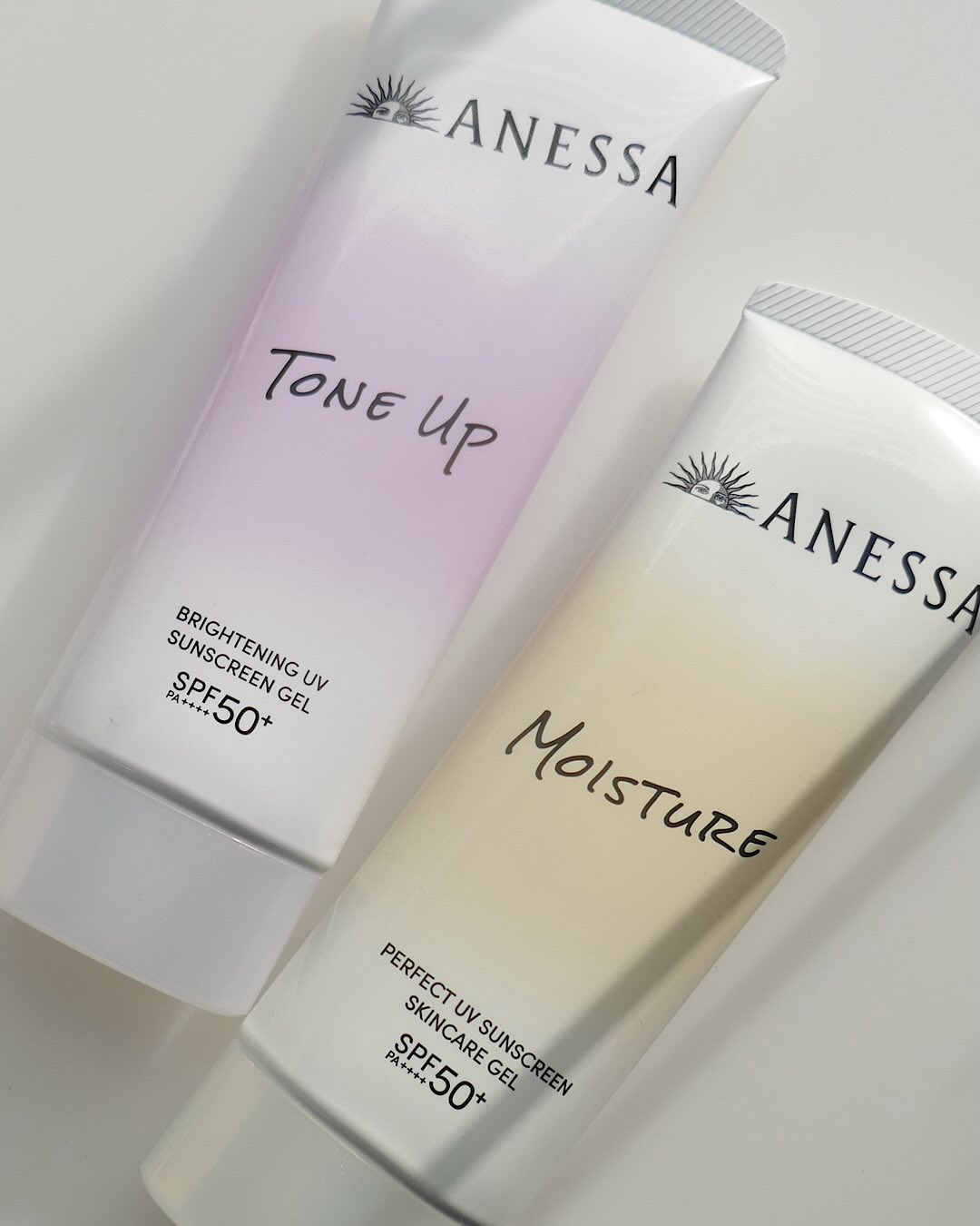 「アネッサ」から2026年も新作UVが登場！
高い紫外線カット機能に加え、不快指数の高い夏はもちろん1年中使いたくなるような心地よさとスキンケア効果を追求した2種類が揃います。
 
◆「アネッサ パーフェクトUV スキンケアジェル NB」SPF50＋・PA＋＋＋＋ UV耐水性★★ 40g ￥1,496、90g ￥2,508
急激な湿度や温度の変化にさらされると、①シミの原因となる炎症因子が活性化して、シミができやすい肌になってしまう、②バリア機能が低下し紫外線ダメージを受けやすい肌を作ってしまう、という新たな知見から、独自の新技術“オートモイストバランス技術”を搭載した新UV。湿度変化に応じて肌の上の水分バランスを一定に保ち、環境ショックからも肌を守ります。
さらに、スーパーヒアルロン酸やコラーゲンGLを配合した独自のジェル膜でぷるんと保水され、べたつかない快適な肌感触もキープ。
もちろん、汗や水でUVブロック膜が強くなるUV技術も搭載し、パワフルな紫外線カット機能も兼ね備えています。
その他、石けんでオフできたり、服が白くなりにくい、過剰な皮脂を抑制してすべすべ肌が続くなど、毎日使いやすいポイントがたくさん！
 
◆「アネッサ ブライトニングUV ジェル NA」SPF50＋・PA＋＋＋＋ UV耐水性★［医薬部外品］40g ￥1,496、90g ￥2,508
紫外線カット効果に加え、トーンアップ効果もほしい！という人におすすめの新UV。3種類のパールを配合したラベンダーピンクのカラーがくすみを明るく補正し、透明感のある印象に仕上げます。
肌の透明感のカギとなる“シミ予防”、“かさつき”、“乾燥くすみ”の3つの要因に着目し、美白有効成分“m-トラネキサム酸”をはじめ、潤いにうれしい成分も配合。
みずみずしいテクスチャーでムラなく均一に塗布できます。
 
※2026年2月21日発売
※価格は税込・編集部調べ
 
ﾟo｡oﾟo｡oﾟo｡oﾟo｡oﾟoﾟo｡oﾟo
『美的』公式インスタグラム @bitekicom では新作コスメの速報情報＆全色スウォッチをどんどん公開中！
タメになる美容情報は美的.comをぜひご覧ください！
oﾟo｡oﾟo｡oﾟo｡oﾟo｡oﾟoﾟo｡oﾟo
 
#アネッサ#ANESSA#日焼け止め#紫外線対策#紫外線ケア#UV対策#UVケア#美肌#日焼け止めジェル#UVジェル#トーンアップUV#トラネキサム酸#新商品#新作コスメ#コスメ#コスメレポ#コスメ速報