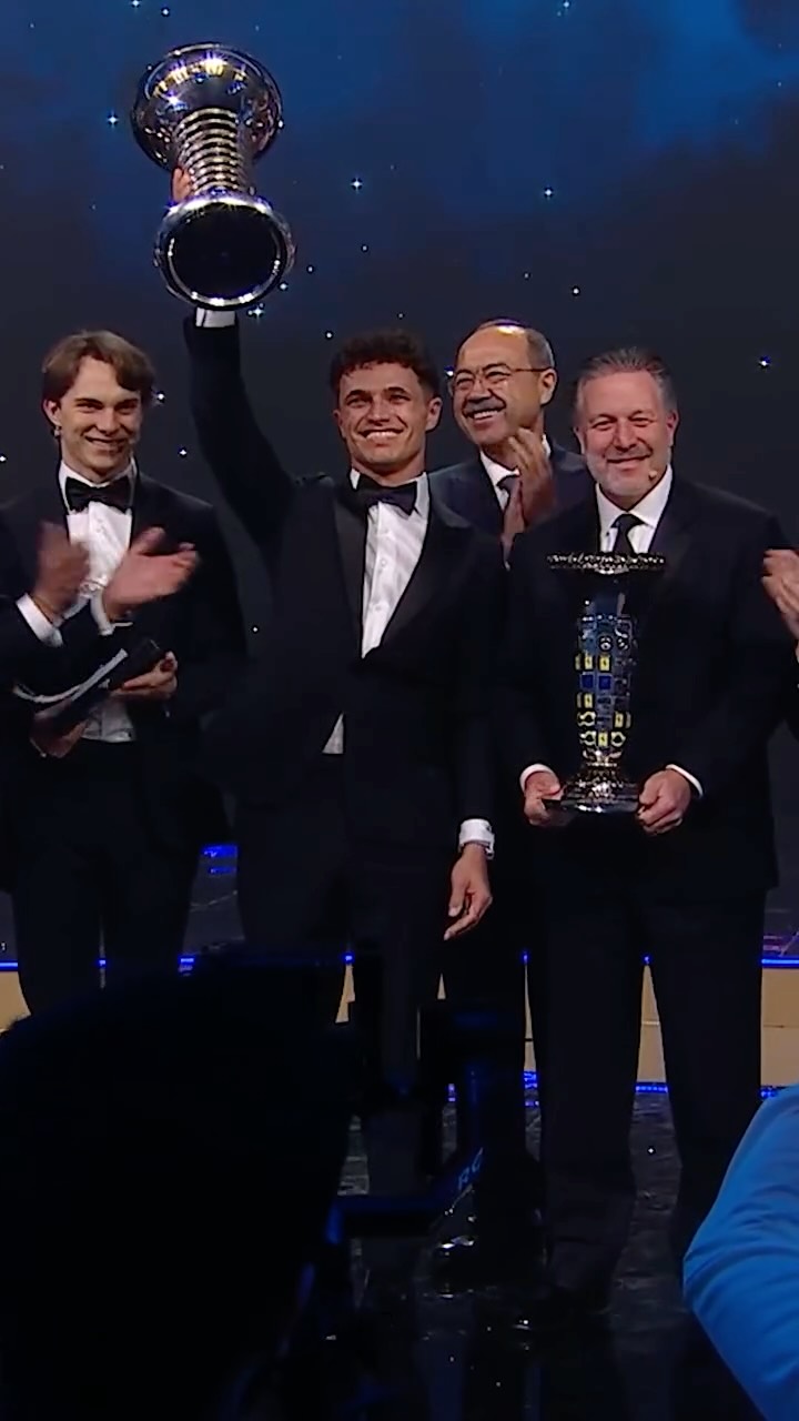 World Champion! 🏆

Lando Norris lifts the Drivers' Championship trophy at the 2025 FIA Awards 👏 

#F1 #Formula1