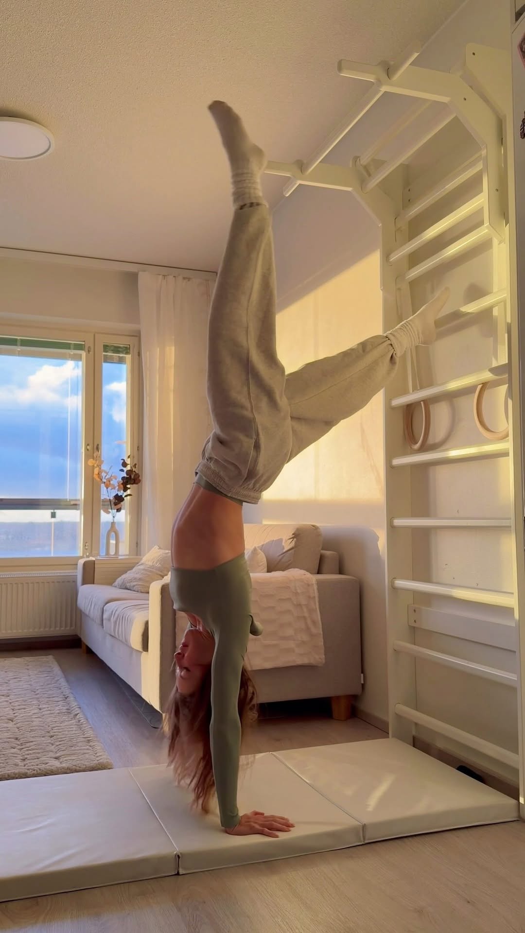 I think I’m addicted to my home gym setup💚

I love to start my days like this🫶🏻✨ Gentle movement, satisfying stretches, and getting rid of all that morning stiffness. It just makes me feel so good and ready for the new day!💚

Doesn’t this sound like a great way to kick off the morning?😍

#fitness #workout #workoutmotivation #homeworkout #morningroutine #morningmotivation #fitnessmotivation #homegym #wallbars #wellness #fitnessjourney #healthylifestyle