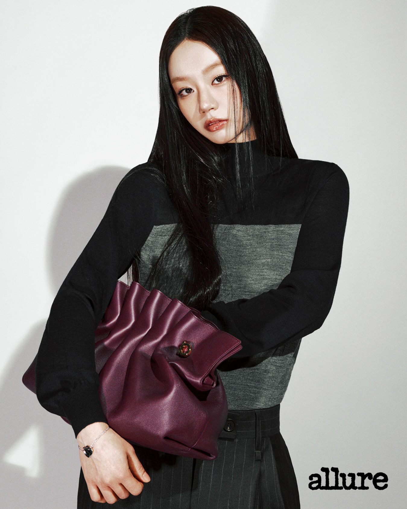 #제작지원 #Allure_Cover
입었을 때 더 아름다워 촬영 현장에서도 감탄을 자아낸 페라가모의 의상과 백, 슈즈가 절제된 무드 속에서 또렷한 존재감을 드러냅니다.

▫️혜리의 〈얼루어 코리아〉 2026년 1월호 커버는 프로필 링크를 통해 가장 먼저 만나볼 수 있습니다.

The cover star of <Allure Korea>’s January issue is HYERI. Check out HYERI’s cover shoot first through the profile link above.

EDITOR l 김지은
FEATURE EDITOR | 허윤선
DESIGNER | 나유진
PHOTOGRAPHER | 김희준
STYLIST l 최자영
HAIR l 장혜연
MAKEUP l 정수연
ASSISTANT l 이지원

#페라가모 #ferragamo @ferragamo #혜리 #hyeri #LeeHyeri @hyeri_0609