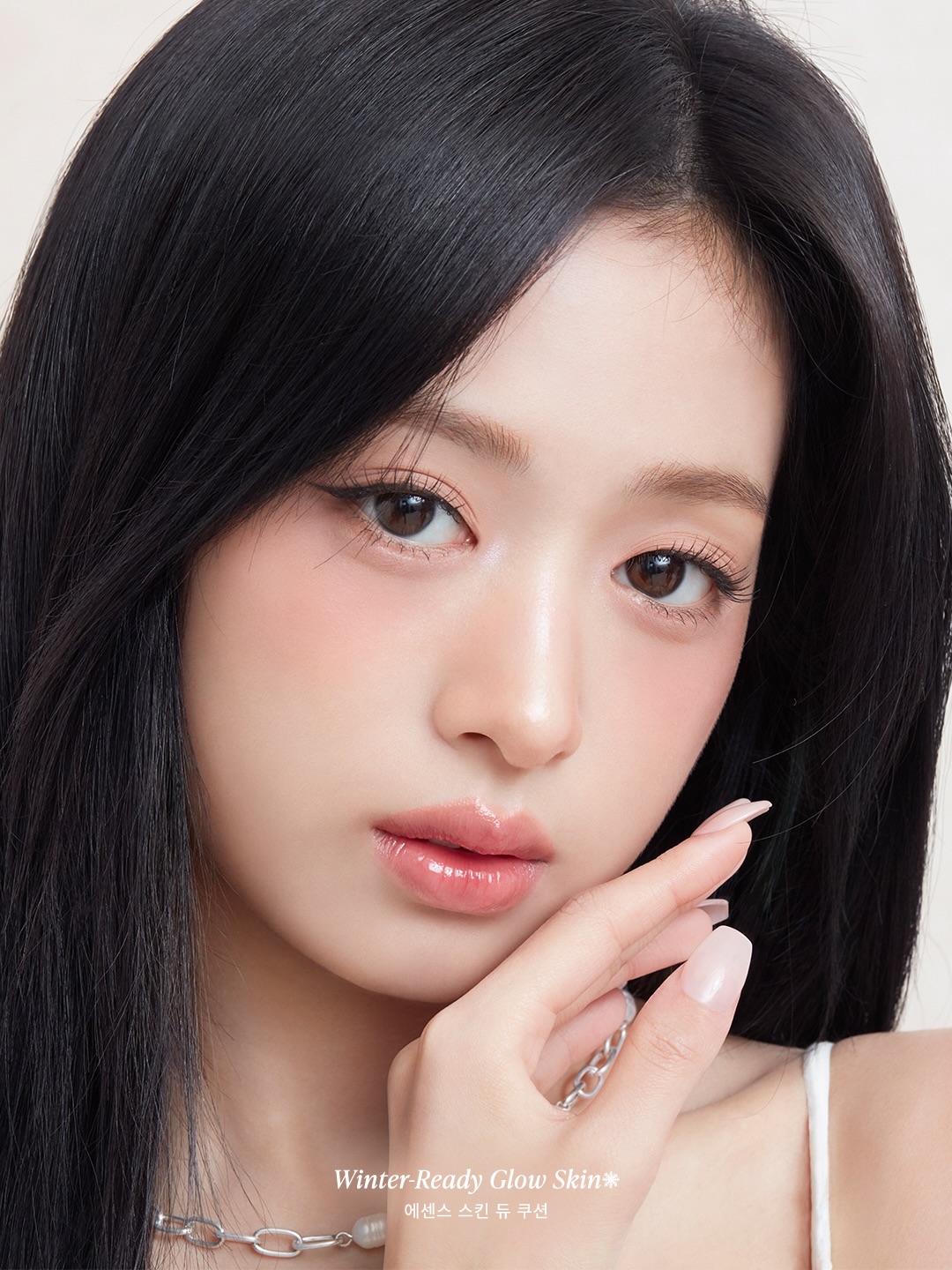 Winter-Ready Glow Skin⋆°｡⋆｡˚❄️

추운 겨울에도
바닐라코 겨울 베이스 3종으로
촉촉하고 내추럴한 글로우 피부 완성해보아요🤍

✨ 수분을 가득 머금은 광채 메이크업 
커버리셔스 세럼 파운데이션 + 에센스 스킨 듀 쿠션

✨한 듯 안 한 듯, 얇고 촉촉한 노파데 메이크업 
에센스 스킨 틴티드 모이스처 

💬 Comment Event
추운 겨울에도 끄떡없는 
나만의 겨울 베이스 꿀팁은?

나만의 겨울 베이스 꿀팁을 댓글로 남겨주시는 분께 
추첨을 통해 5분께 바닐라코 베이스 3종을 선물로 보내드려요🎁

-에센스 스킨 듀 쿠션
-에센스 스킨 틴티드 모이스처
-커버리셔스 세럼 파운데이션

📅 참여 기간: 12/16(화)~ 12/23(화)
📦 당첨자 발표: 12/24(수) 개별 DM 안내

#베이비몬스터 #아현 #AHYEON #바닐라코 #BANILACO #이벤트 #event
