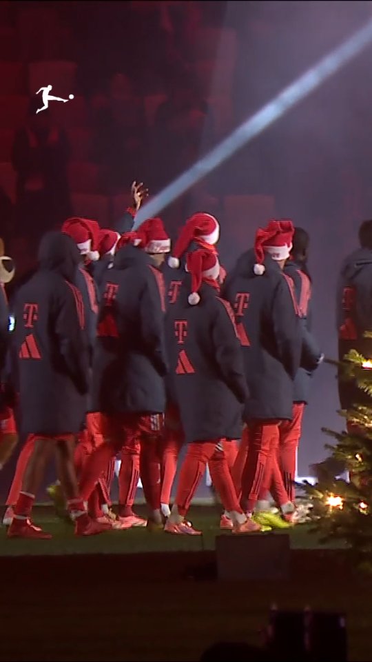 The Allianz Arena embraces the festive spirit in @FCBayern's final home game for 2025 ❤️🤍🎄

#Bundesliga