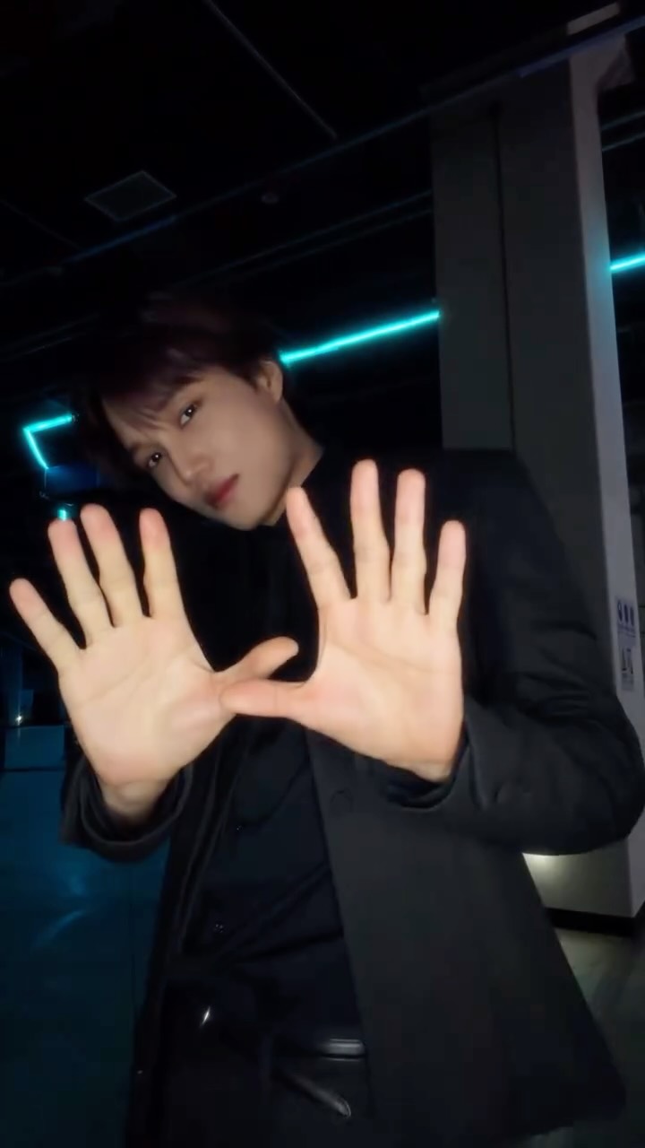 make me freeze

#KAI #카이 @zkdlin 
#EXO #엑소 #weareoneEXO