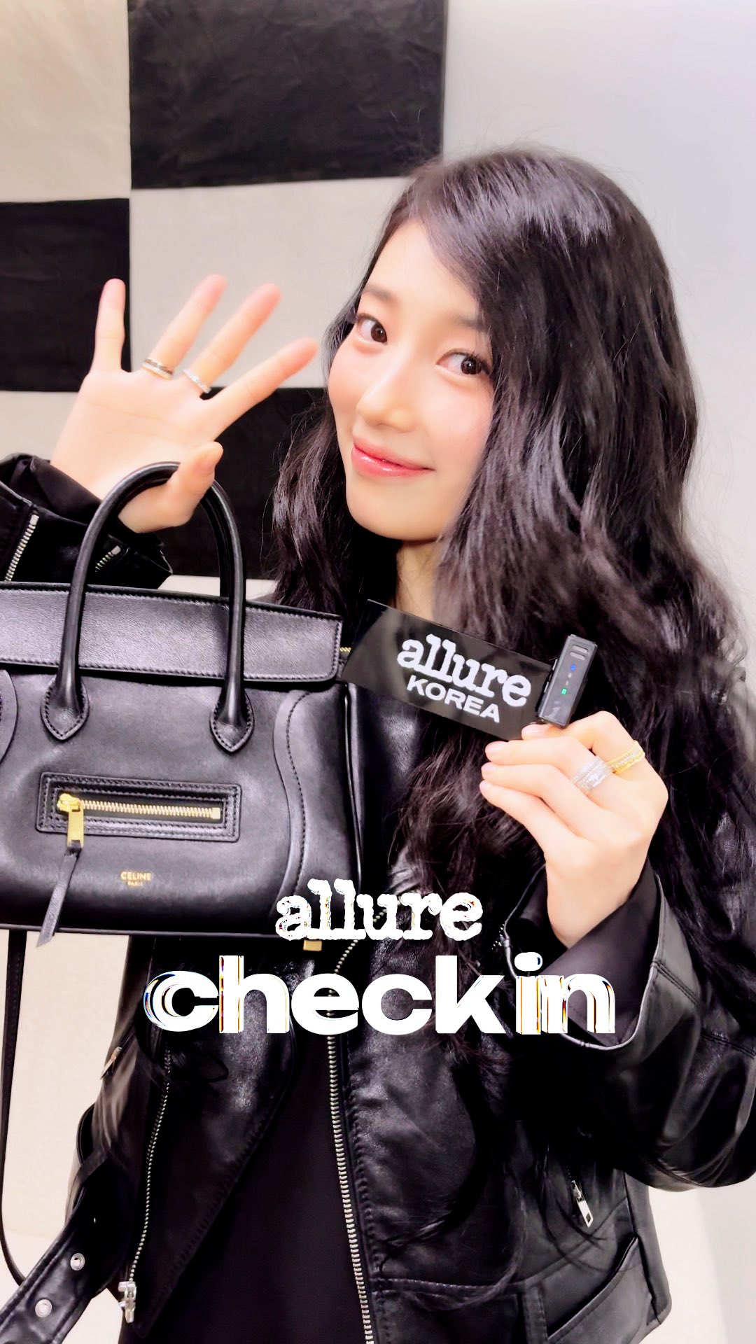 #제작지원 #얼루어체크인
이 카메라는 이제 할 일을 다 했습니다.. 셀린느 입은 수지(@skuukzky) 모습을 담았거든요..❤️ 셀린느 청담 플래그십에서 만난 수지가 전하는 연말 인사도요! 그런데 이 영상 왜 안끝나죠...? 🤭✨

EDITOR | 황선미
VIDEO EDIT | SORA

#CELINE #셀린느 #CELINEPARIS #셀린느청담 #수지 #SUZYXCELINE @celine