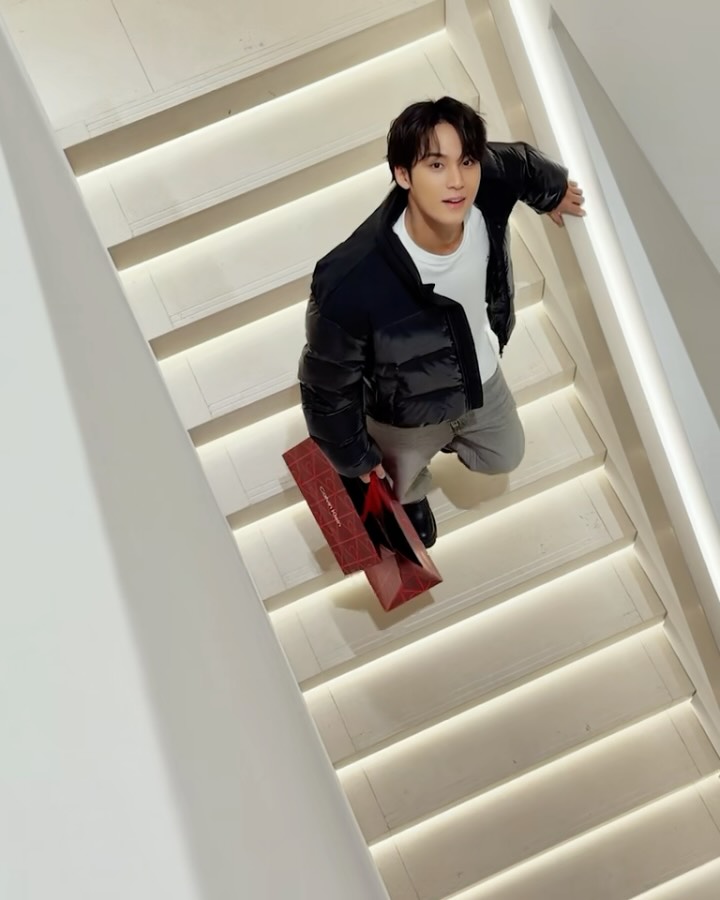 Quick shopping stop while on tour. @min9yu_k wears the Mixed Media Down Puffer to the Calvin Klein Tokyo flagship store.​
​
Discover new outerwear for the season at CalvinKlein.com