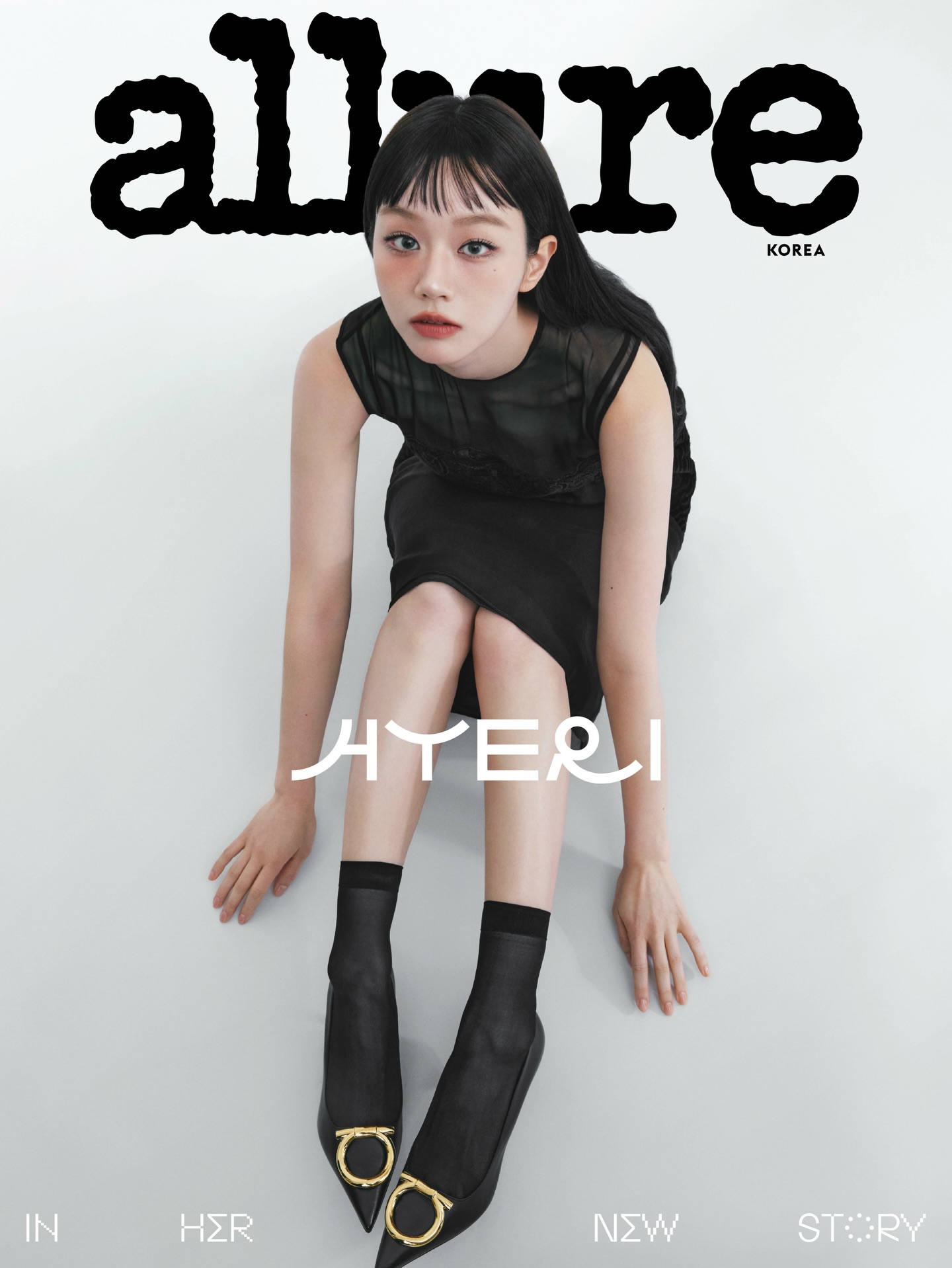 #제작지원 #Allure_Cover
“작심삼일인 걸 알지만, 단 하루라도 내가 되고 싶은 모습으로 살아보는 거예요.” 시작이라는 단어 앞에서 조금은 솔직하고, 조금은 유연해진 혜리. 새해의 첫 페이지를 장식한 〈얼루어 코리아〉 2026년 1월호 커버 스토리를 지금 만나보세요.

▫️혜리의 〈얼루어 코리아〉 2026년 1월호 커버는 프로필 링크를 통해 가장 먼저 만나볼 수 있습니다.

The cover star of <Allure Korea>’s January issue is HYERI. Check out HYERI’s cover shoot first through the profile link above.

EDITOR l 김지은
FEATURE EDITOR | 허윤선
DESIGNER | 나유진
PHOTOGRAPHER | 김희준
STYLIST l 최자영
HAIR l 장혜연
MAKEUP l 정수연
ASSISTANT l 이지원

#페라가모 #ferragamo @ferragamo #혜리 #hyeri #LeeHyeri @hyeri_0609