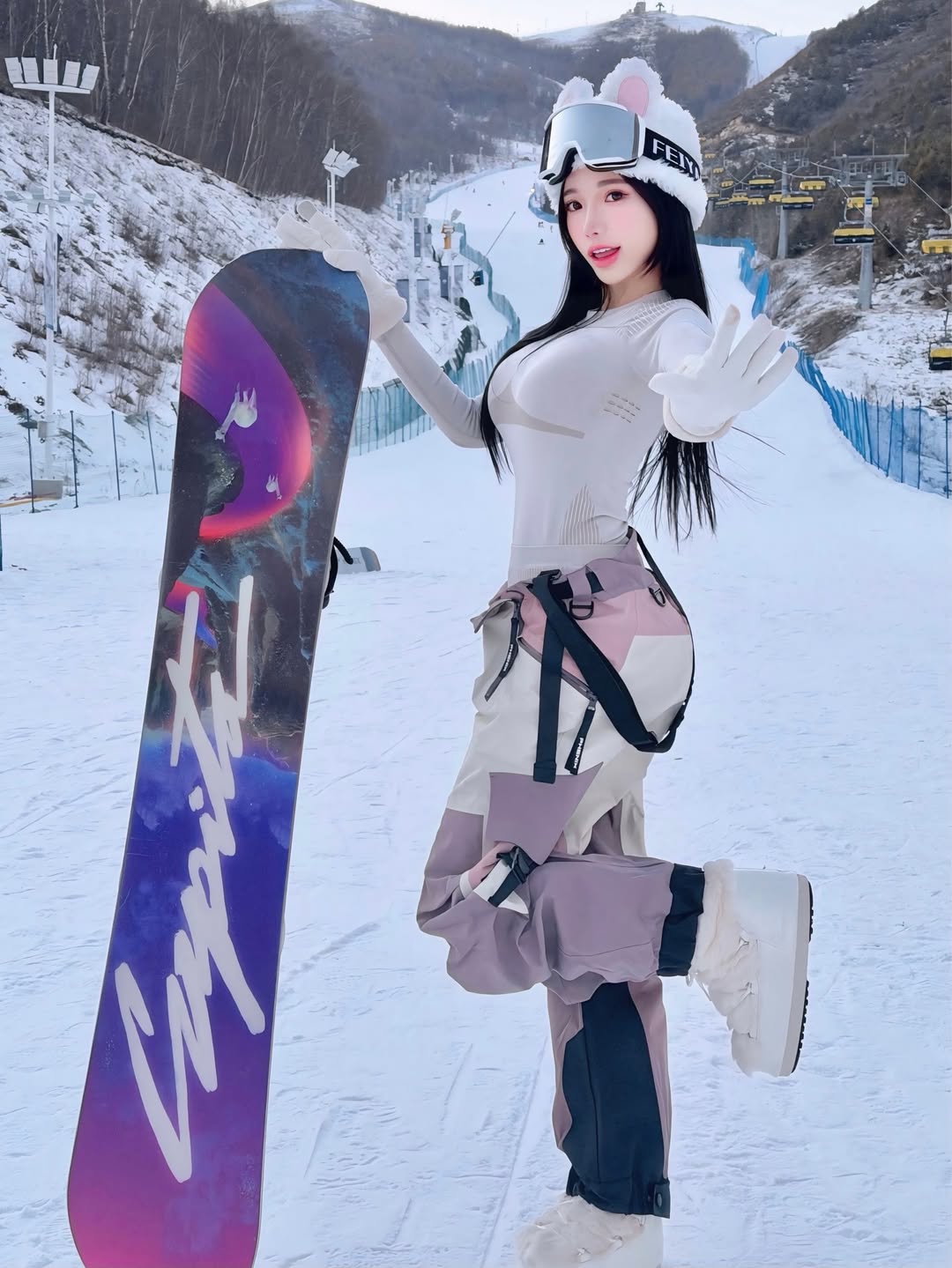 今天學了單板滑雪🎿很開心 很好玩 很刺激😍
謝謝這次音樂季主辦商的安排 讓我有機會體驗滑雪的樂趣🏂
玩樂之余 大家別忘了來臨明天15號來看我的dj演出喔🥳
明天將會帶給大家兩場盛大演出 也是我第一次在雪山和大家一起狂歡派對🎉準備了很多新單曲和禮物要送給大家 我們不見不散💫

Tried snowboarding for the first time today ❄️
So much fun, so exciting, and totally addictive!💖
Huge thanks to the music festival organizer for making this amazing experience possible and letting us enjoy the joy of snow🤍

And don’t forget — come see my DJ set tomorrow, the 15th 🎧🔥
See you there!

DJ AMBER NA SET TIME⏰
15 December 2025
APRES STAGE: 13:00-14:00PM
MAIN STAGE: 22:00-23:00PM

@sofest_official @nocturne.sg