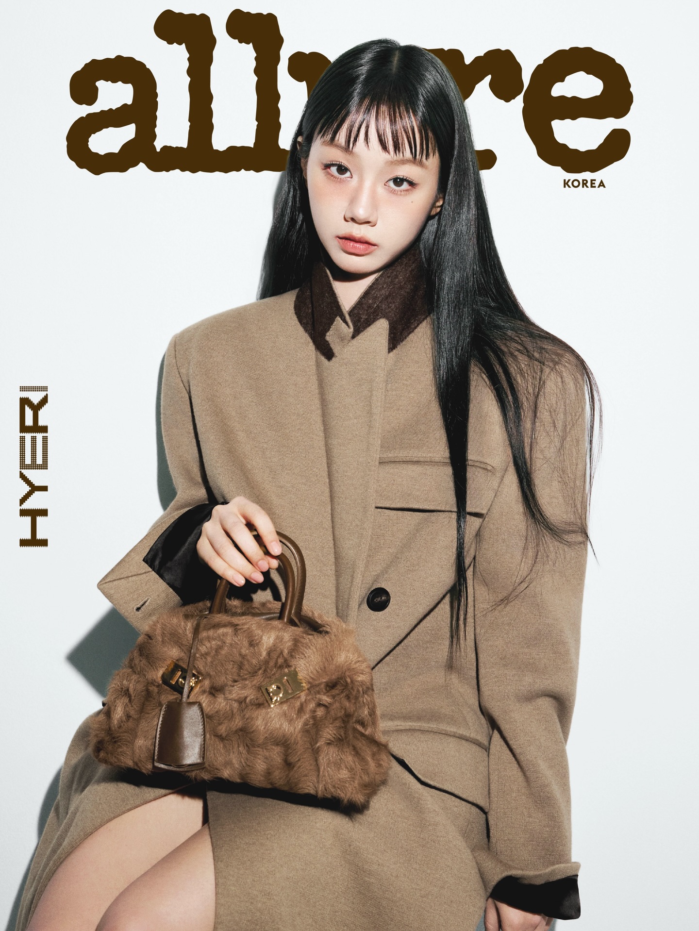 #제작지원 #Allure_Cover
탐스러운 긴 머리, 그리고 촬영 중 과감히 시도한 짧은 앞머리 변신까지. 절제된 스타일링 속 작은 변화가 만들어낸 인상적인 순간.

▫️혜리의 〈얼루어 코리아〉 2026년 1월호 커버는 프로필 링크를 통해 가장 먼저 만나볼 수 있습니다.

The cover star of <Allure Korea>’s January issue is HYERI. Check out HYERI’s cover shoot first through the profile link above.

EDITOR l 김지은
FEATURE EDITOR | 허윤선
DESIGNER | 나유진
PHOTOGRAPHER | 김희준
STYLIST l 최자영
HAIR l 장혜연
MAKEUP l 정수연
ASSISTANT l 이지원

#페라가모 #ferragamo @ferragamo #혜리 #hyeri #LeeHyeri @hyeri_0609