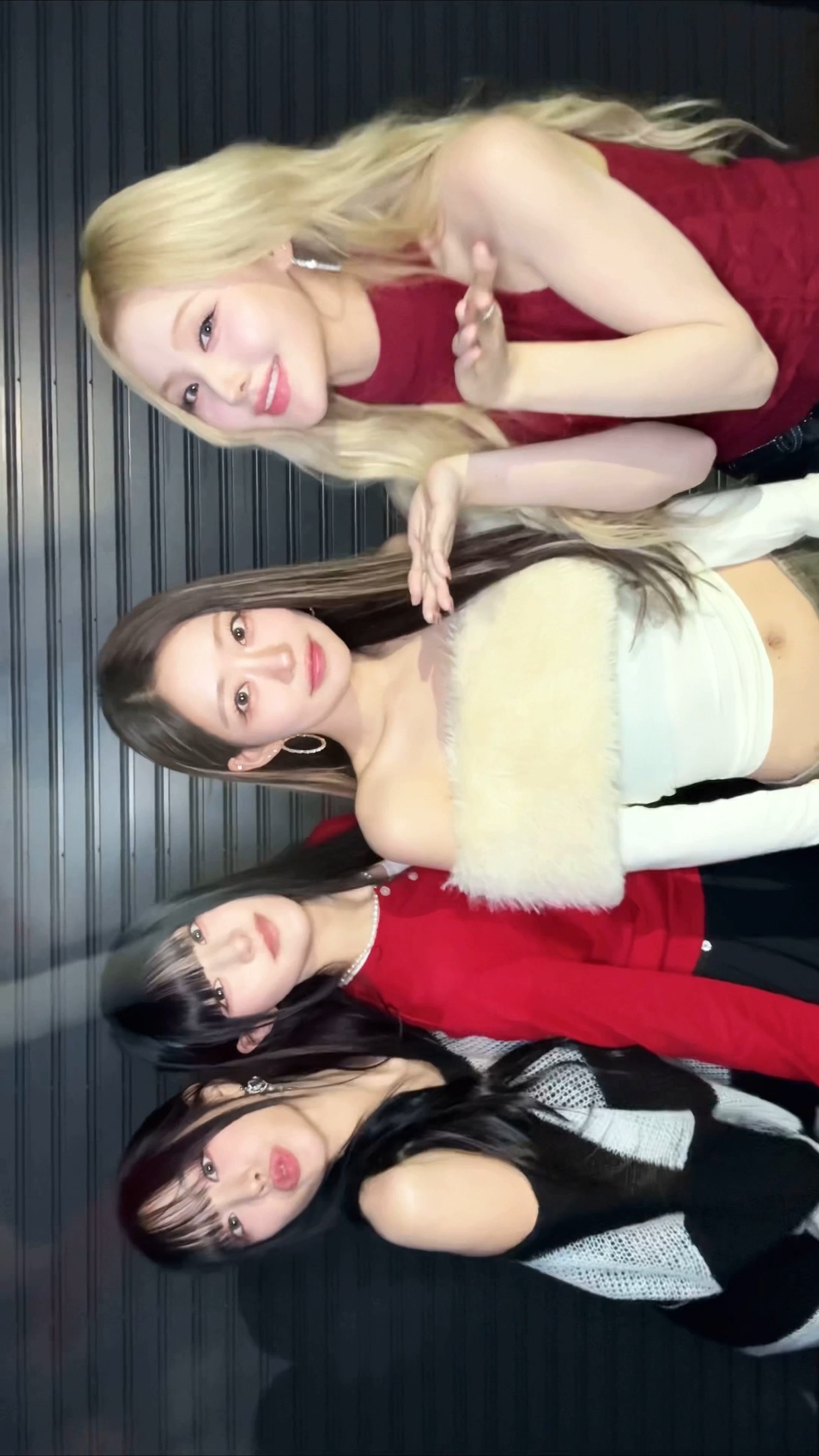 Santa tell me🎅

#KISSOFLIFE #키스오브라이프 #KIOF