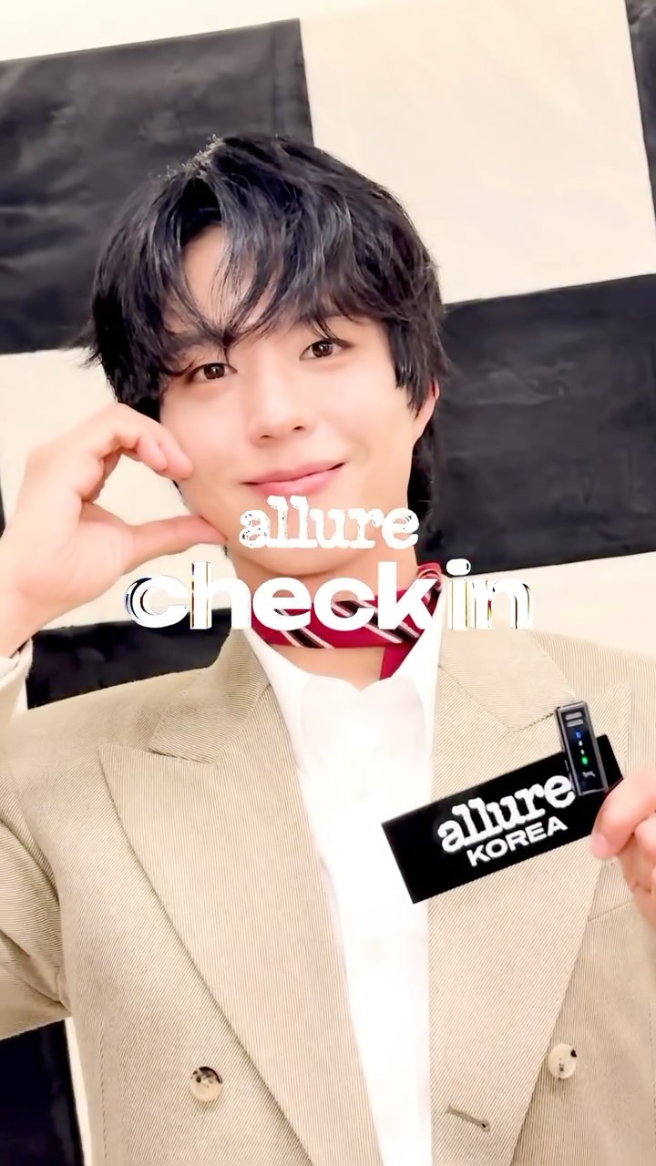 #제작지원 #얼루어체크인
아니 이게 누구야, 셀린느 보검 왕자님이잖아...? 🤭✨ 여느 때처럼 셀린느를 완벽하게 소화한 배우 박보검(@bogummy)이 셀린느 청담 플래그십에 등장했습니다. 얼루어 오디언스들에게 다정하게 건네는 연말 인사까지 담은 귀한 영상을 지금 바로 플레이해보세요 ❤️

EDITOR | 황선미
VIDEO EDIT | SORA

#CELINE #셀린느 #CELINEPARIS #셀린느청담 #박보검 #BOGUMXCELINE @celine