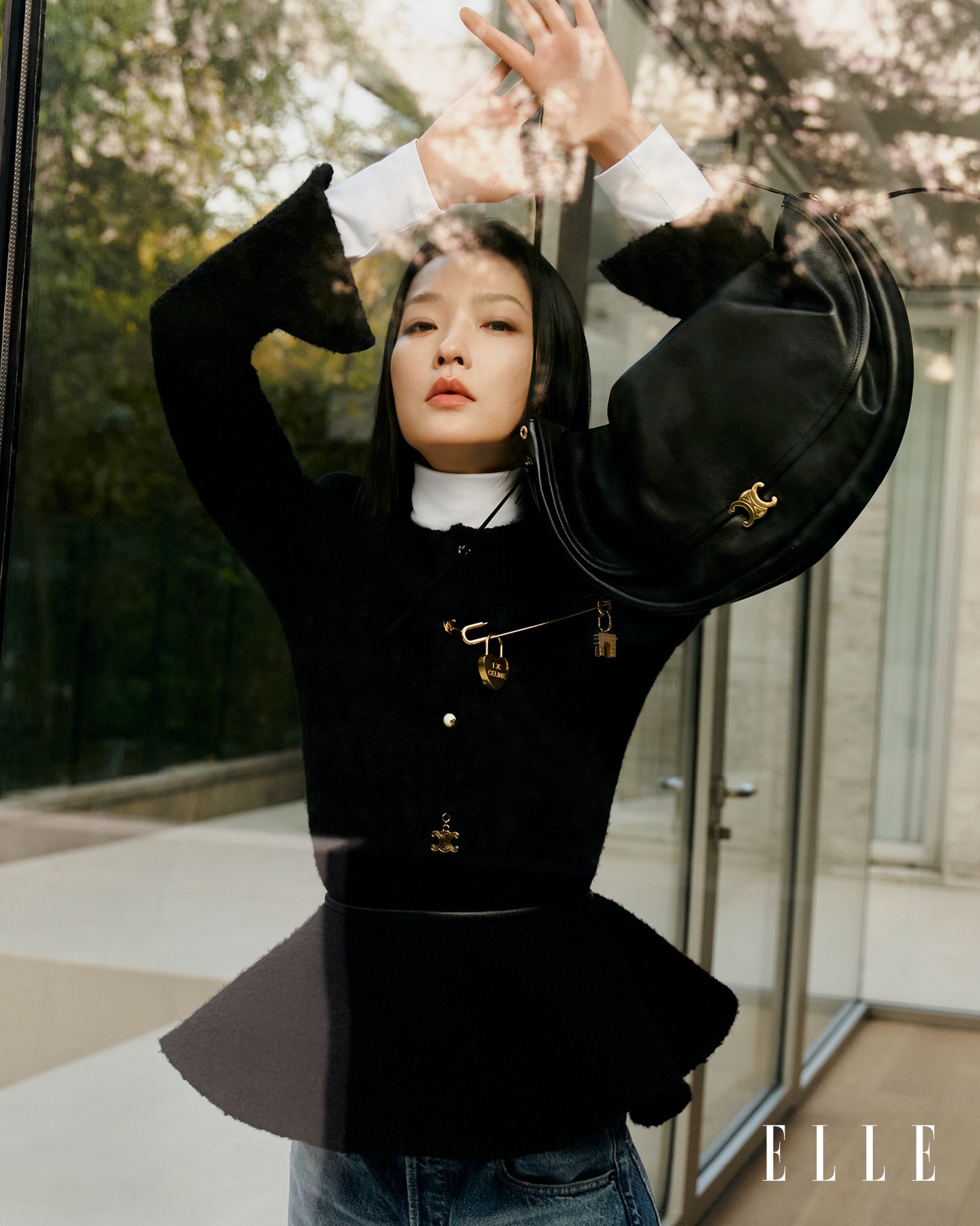 正當模特兒事業發展順遂之際，#杜鵑 踏進了表演之門，在王家衛主理的短片《心靈之境》（2012年）中首度以演員身份亮相。隔年在電影《中國合夥人》中，她以亮麗的表現獲香港電影金像獎「最佳新演員」及「最佳女配角」提名。走在表演路上的杜鵑依然固我，保持一貫低調作風，持續參與不同類型的電影作品，只是數量不算很多。事隔逾10年，杜鵑和王家衛導演於2023年再次聚首；她在導演首部執導的電視劇《繁花》中，飾演男主角的初戀情人「雪芝」，深刻而細膩的演技獲觀眾高度的評價和肯定。「演員的體驗，讓我得以沉浸在時間裡，去緩慢、持續地感受角色。體驗不同人生，能有這樣的機會，我已經很滿足了。」時間淬鍊出人生，不管是現實世界還是光影之中。
 
完整精彩內容盡在《ELLE Hong Kong》1月號！

Photographer YU CONG
Stylist KIM AU @kim_au
Hair 張凡
Makeup 孫琦
Producer & art director OOLONG 烏龍
Photo assistant 張軍
Production assistant 張熙敏
Art team 蔡沛堅
Styling assistant K & 蝦球
Text UUINNIEUUONG @uuinnieuuong
Coordination KAREN WOO @karenhahaha
Design RACHEL TSUI @rachel___c22t

👉🏻Follow us @ellehongkong @celine #CELINE #MICHAELRIDER