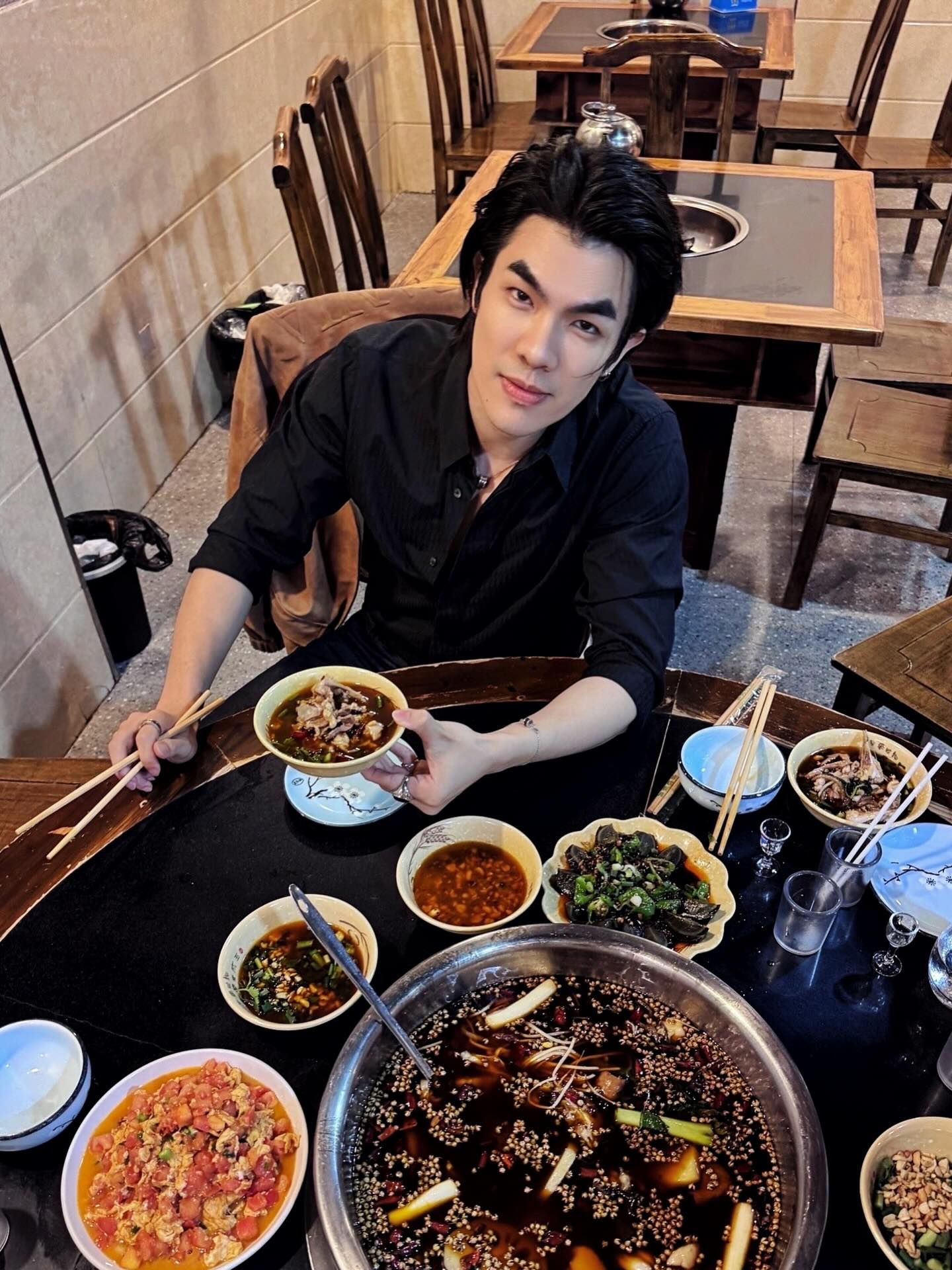 ,,, เพื่อนหนีเพราะของกินอีกละ…เห้อ😆 || รอบก่อนโจ๊กกบ รอบนี้หมาล่ากบ อร่อยมากกก 🇨🇳🐸 ,,,