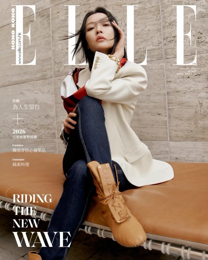 ELLE Hong Kong 1月號封面人物 #杜鵑 演繹 @celine 全新系列服裝，散發超模光芒。

ELLE Hong Kong’s January cover star, Du Juan , shines with supermodel power as she wears the latest collection from @celine .
 
Photographer YU CONG
Stylist KIM AU @kim_au
Hair 張凡
Makeup 孫琦
Producer & art director OOLONG 烏龍
Photo assistant 張軍
Production assistant 張熙敏
Art team 蔡沛堅
Styling assistant K & 蝦球
Text UUINNIEUUONG @uuinnieuuong
Coordination KAREN WOO @karenhahaha
Design RACHEL TSUI @rachel___c22t
VFX Designer MOMO HONG 

👉🏻Follow us @ellehongkong @celine #CELINE #MICHAELRIDER