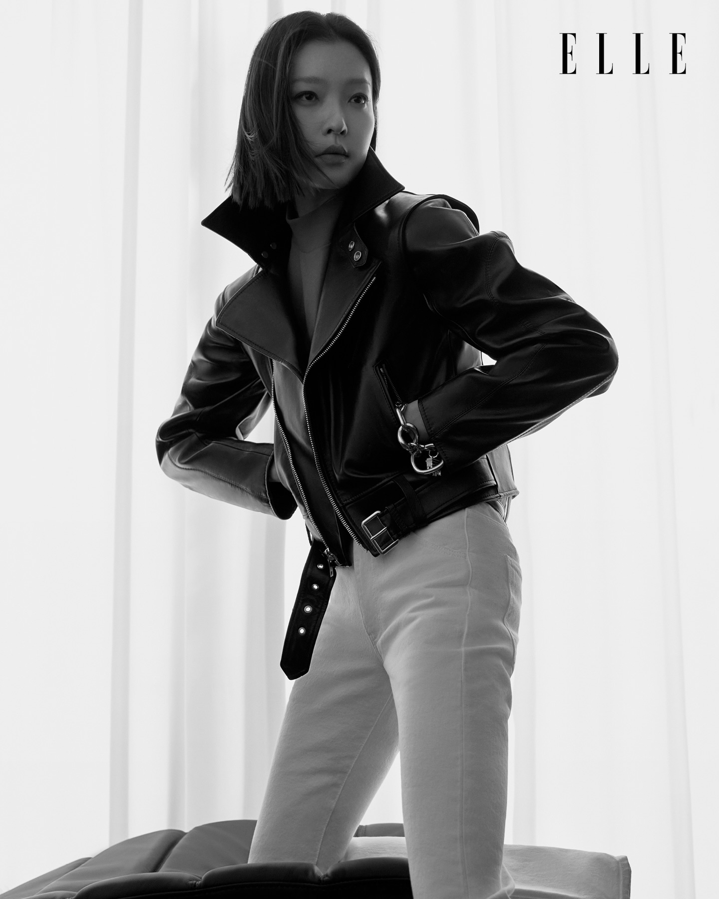 一年伊始或許會有甚麼計劃？「新的一年，我沒有甚麼宏大的『計劃』，我會繼續保持好奇心，期待和好的、能帶給我新靈感的創作機會相遇。」#杜鵑 提到這些年來的經歷讓她確信，「對未來盡量不去做甚麼預設，保持對新事物的持續開放性，也會帶來很多意外的驚喜。而最重要的，還是能守住自己的心境，保持對生活的熱情。」看顧好自己，從來都是最重要的事。「不用工作的時候，我喜歡做一個純粹的旁觀者和感受者，觀察生活裡的人和事，投入真實的體驗裡去——喝茶，做飯，調整家裡的小擺件，出去散步和蹓躂⋯⋯這都能讓我覺得踏實。」杜鵑享受從舞台回到地面做回自己，當一個與你我無異的平凡人。的確，浮世之中何須計劃？平淡是福，只要身心康泰，能夠隨心而行，時刻與所愛共度，人生便是美好圓滿。願天下所有人在新一年擁有暖白色的純粹及平和。
 
完整精彩內容盡在《ELLE Hong Kong》1月號！

Photographer YU CONG
Stylist KIM AU @kim_au
Hair 張凡
Makeup 孫琦
Producer & art director OOLONG 烏龍
Photo assistant 張軍
Production assistant 張熙敏
Art team 蔡沛堅
Styling assistant K & 蝦球
Text UUINNIEUUONG @uuinnieuuong
Coordination KAREN WOO @karenhahaha
Design RACHEL TSUI @rachel___c22t

👉🏻Follow us @ellehongkong @celine #CELINE #MICHAELRIDER