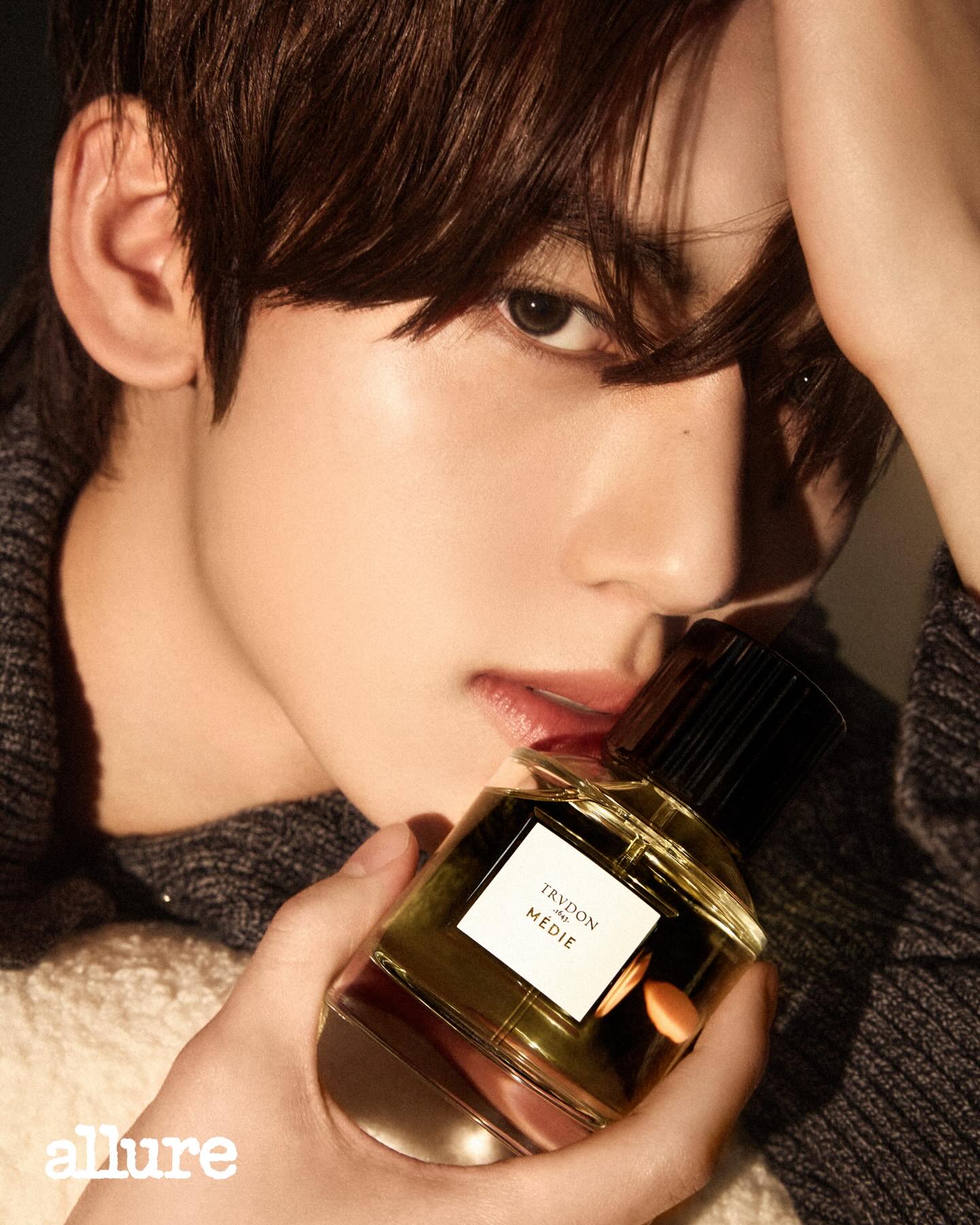 #제작지원 #Allure_DigitalEdition 
밝고 짜릿한 싱그러운 향기, 포근하고 고요한 앰버와 레더 향이 만나 매력적인 바이브를 연출하는 트루동 메디 오 드 퍼퓸은 20살을 앞둔 제로베이스원 한유진과 많이 닮아 있습니다♥️✨ 첫 노트는 갓 수확한 과일 그레이프프루트, 탠저린, 신선한 향기로 시작해 아라비안 재스민, 페퍼우드, 프렌치 사이프레스의 스파이시하고 아로마틱한 향기를 지나 시더우드, 프랑킨센스, 아키갈라우드의 우디한 잔향으로 마무리됩니다! 

▫️ 제로베이스원 한유진이 선택한 ‘트루동 메 디 오 드 퍼퓸’’의 다양한 콘텐츠는 얼루어 디지털 채널을 통해 공개됩니다🔜

EDITOR l 하윤진
DESIGNER | 이청미 
PHOTOGRAPHER | 장정우
STYLIST l 임진
HAIR l 권도연 
MAKEUP l 이영 
ASSISTANT l 차민서 

@zb1official @trudon #제로베이스원 #한유진 #트루동 #누엣루즈 #45도 #메디 #trudon #ZEROBASEONE #HANYUJIN