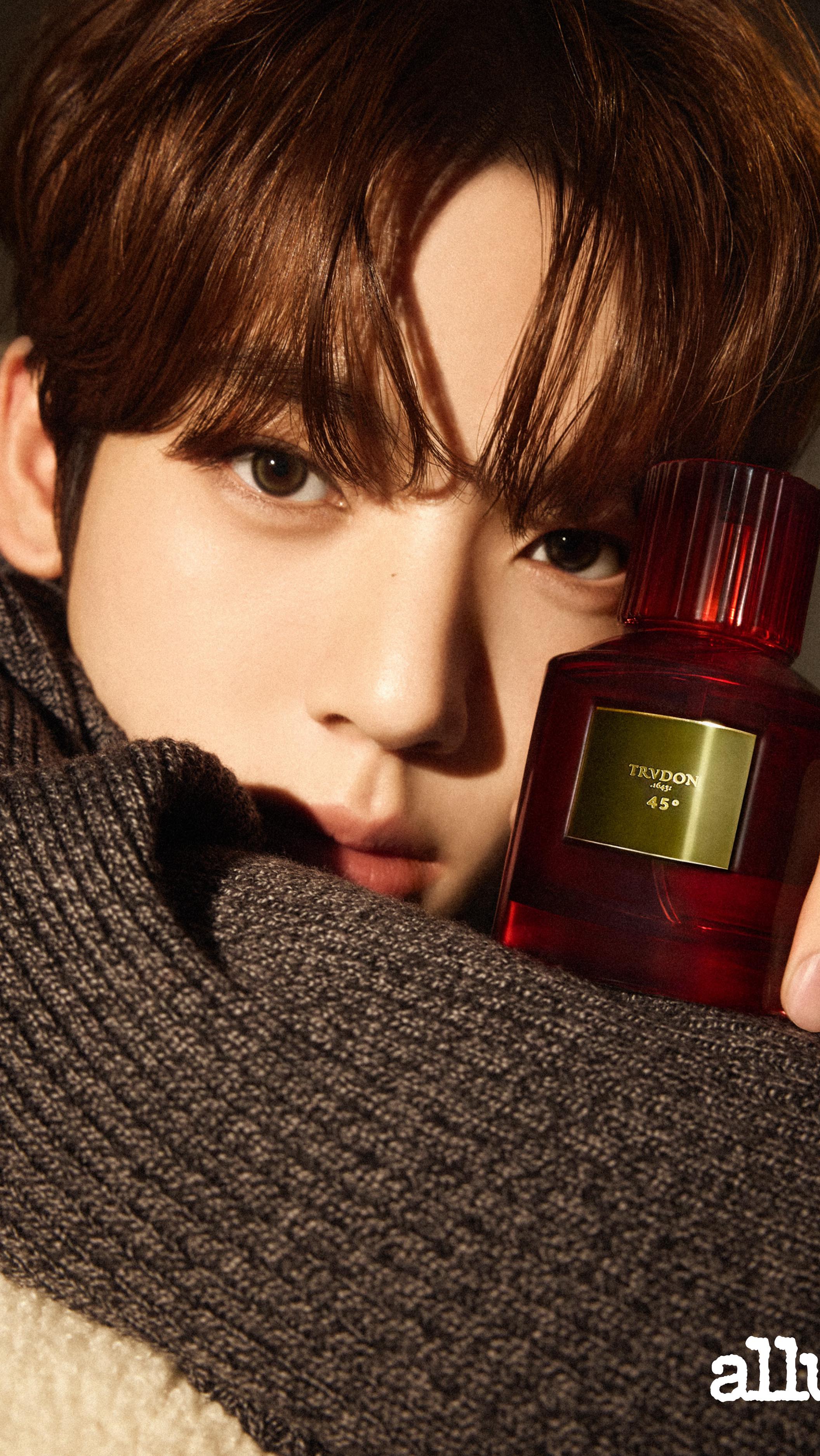 #제작지원 #Allure_DigitalEdition 
트루동이 8년 만에 선보인 ‘향의 여정’ 컬렉션 중 관능적이고 따뜻한 잔향을 자랑하는 트루동 누엣 루즈 45도. 앰버 바닐라가 20% 농축 함유된 중독성 강한 바닐라 향수로, 부드러운 꿀과 풍성한 바닐라의 조합에서 영감 받아 달콤하면서도 트루동의 깊은 헤리티지를 향기로 재해석한 제품입니다. 바닐라의 크리미하고 달콤한 향기와 벤조인의 깊고 농밀한 향기, 그리고 꿀의 따스한 향기가 섬세하게 느껴져 출시 이후 단번에 베스트셀러로 등극했으며 곧 성인인 되는 제로베이스원 한유진의 페이보릿 향수입니다✨🖤

▫️앞으로 공개될 ‘제로베이스원 한유진 with 트루동 누엣 루즈 45도’ 향수의 다양한 콘텐츠는 얼루어 디지털 채널을 통해 공개됩니다🔜

EDITOR l 하윤진
DESIGNER | 이청미 
VIDEO l 정해덕 
PHOTOGRAPHER | 장정우 
STYLIST l 임진
HAIR l 권도연 
MAKEUP l 이영 
ASSISTANT l 차민서 

@zb1official @trudon #제로베이스원 #한유진 #트루동 #누엣루즈 #45도 #메디 #trudon #ZEROBASEONE #HANYUJIN