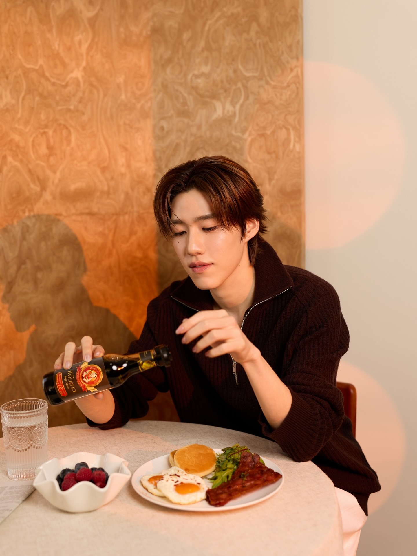 ✨️ซีอิ๊วพรีเมี่ยมของพีต้องขวดนี้! 

🍽 มื้อไหนก็ยกระดับความอร่อยได้ ด้วยซีอิ๊วขาวเด็กทองพรีเมี่ยม ตราเด็กสมบูรณ์ หอม กลมกล่อมพิเศษ ด้วยวิธีหมักธรรมชาตินานถึง 12 เดือน ไม่เจือสีสังเคราะห์ ไม่ใส่ผงชูรส ปราศจากวัตถุกันเสีย จะเหยาะ ปรุง ก็เปลี่ยนทุกจานเป็นมื้ออร่อยได้แล้ว 😋

📍ใครอยากรู้ว่าซีอิ๊วที่แกลมที่สุดของเด็กสมบูรณ์เป็นยังไง ต้องลองขวดนี้เลย!! 👍

#DeksomboonPPKritFriend #ซีอิ๊วขาวเด็กทองพรีเมี่ยม #เด็กสมบูรณ์