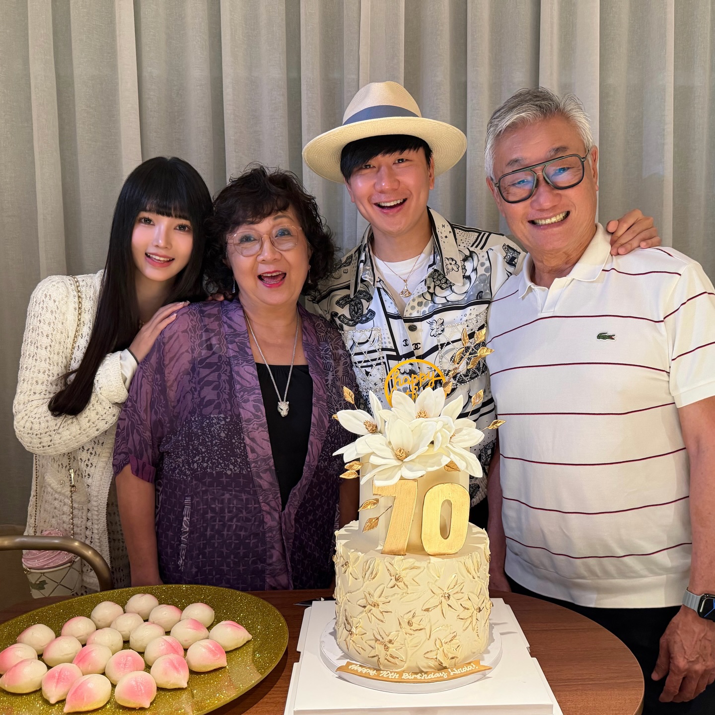 愛不需要長篇大論，而是無論晴天或雨天，都堅守在彼此身邊，給予最真摯的陪伴。是一種快樂的見證！
親愛的媽媽，祝您70大壽生日快樂！祝您永遠被愛包圍著、健康、幸福、充滿笑容！

Love doesn’t need long speeches. It’s about standing by each other, rain or shine, offering the truest companionship and sharing life’s purest joys.

Dear Mom, happy 70th birthday. May you always be surrounded by love, blessed with good health, happiness, and a life filled with smiles.