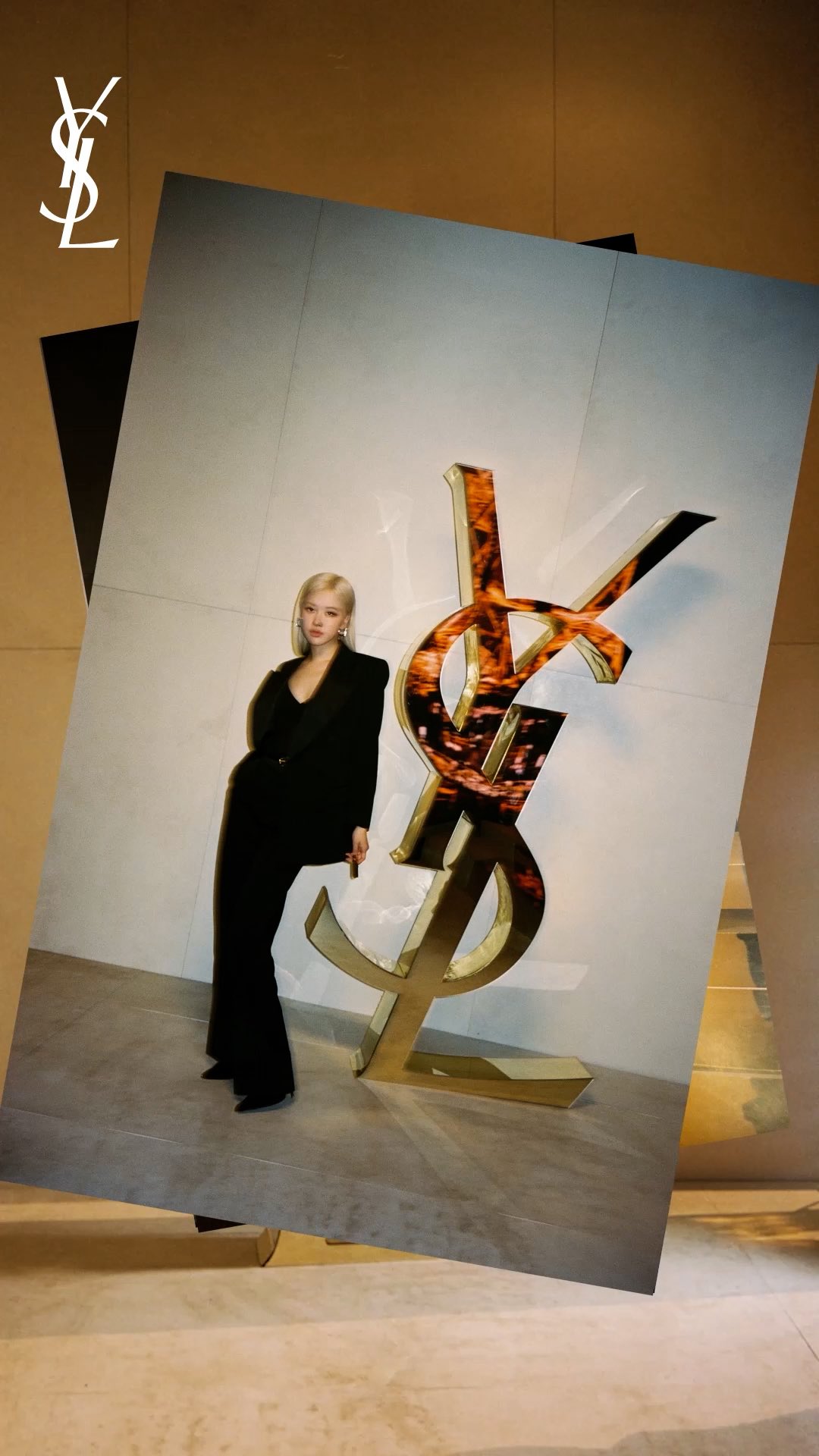 #광고 
로제의 손끝에서 포착된 입생로랑 뷰티의 꾸뛰르 매트 립스틱 ‘더 슬림’. 사각형의 기다란 쉐입은 마치 꾸뛰르 오브제인 듯 고급스럽고 트렌디한 감각을 엿볼 수 있습니다. 로제의 새해 첫 립 메이크업을 완성한 ‘더 슬림’의 컬러는 1977호 핑크 보야지, 고급스럽고 자연스럽게 어우러지는 핑크 톤을 선사합니다. 더 가볍고 더 대담해진 손끝의 꾸뛰르 립 오브제 ‘입생로랑 더 슬림’을 만나보세요.

@YSLBEAUTY #입생로랑뷰티 #입생로랑더슬림 #더슬림립스틱 #로제립스틱