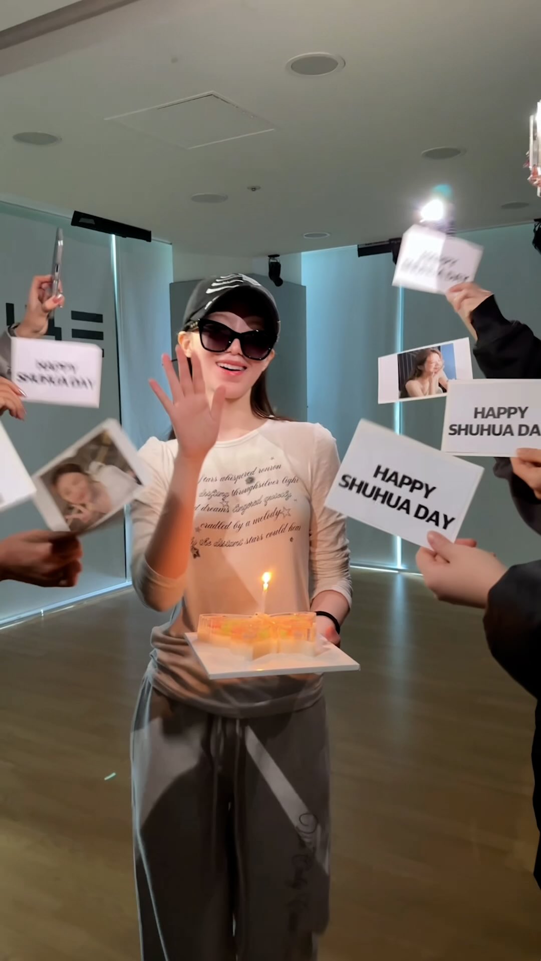 [📺] 내가 누구~?🎤 YEH SHUHUAAA!!! 💗😎

#HAPPY_SHUHUA_DAY
#아이들 #idle
#슈화 #SHUHUA