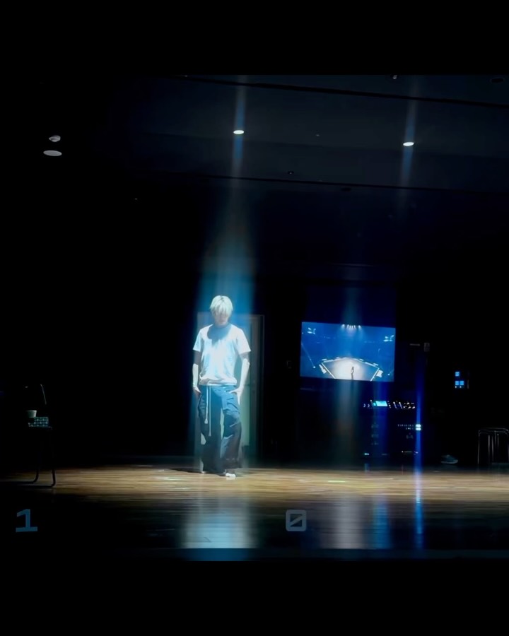 260104
반짝반짝하고 화려한 걸 좋아하지만 무대 위 조명이 떨어졌을 때 더 밝게 빛나는 것들보다도 그 밝은 빛 때문에 생기는 그림자들이 더 값지다고 생각한다 몸의 그림자는 과정을 보여주니까!
연습실에서 무대까지의 과정들을 대충 짐작만 해도 표현할 수 없을 만큼의 위로와 힘을 얻을 수 있었던, 연습하는 내내 행복해서 웃게 되었었던 소중한 선생님의 무브먼트로 2026년 첫 춤 기록 시작!! 언젠가 나도 누군가의 마음에 불을 지펴줄 수 있는 사람이 되어야지🪼
Freestyle at super 24 by
@waackxx_xy

#JIHOON #지훈
#TWS #투어스 #247WithUs