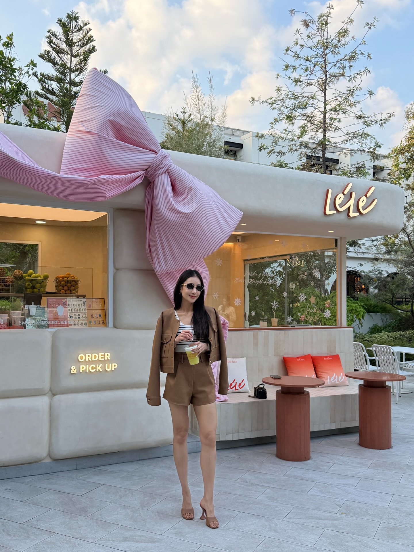 สายผักผลไม้ต้องเช็คอิน📍 @leleofficial.bkk สาขา @theground.bkk คือร้านน่ารักมาก ถ่ายรูปสวยทุกมุม ช่วงนี้อากาศดีมูทดีสุดๆ  อาหารอร่อยทุกร้านอยู่ได้ทั้งวัน ❤️ @nieabtrinn 
.
🤎 ootd @camilia_studio