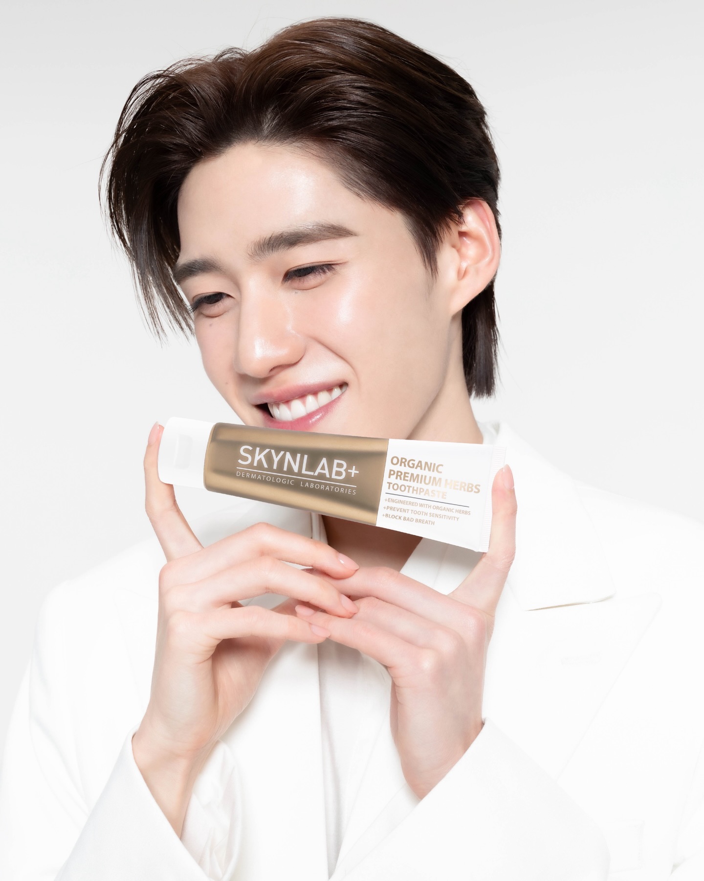 ทุกคนนน~ พีกับบิวกิ้นมีนัดสำคัญเลยอยากมาชวนทุกคนครับ 
มาเจอกันในกิจกรรม
SKYNLAB x BEAUTRIUM “Radiant Smile Live with Billkin & PP” ✨

ลุ้นเป็นผู้โชคดี 50 คน
ได้มาดูไลฟ์ เล่นเกมด้วยกัน แล้วก็มีของรางวัลด้วยนะครับ 🎁🎉

📆 เจอกันวันที่ 6 ก.พ. 2569
ร่วมกิจกรรมได้ตั้งแต่ 20 ธ.ค. 2568 – 20 ม.ค. 2569

แค่ซื้อสินค้า SKYNLAB ครบ 790 บาท ผ่าน BEAUTRIUM
ก็มีสิทธิ์ลุ้นทันทีเลยครับบบ 😊

พีรอทุกคนอยู่น้าา อย่าลืมมาหากันนะครับ 💖✨
#SKYNLABxBKPP  #PPKritt #Billkin #SKYNLABxBEAUTRIUM #SKYNLAB