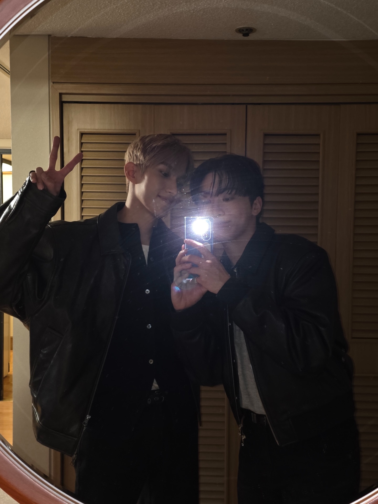 소야곡 (Serenade) 

승관아 우리의 소야곡 앨범이 드디어 세상에 나오게 됐네″̮ 너무 고생 많았어 울 승관이☺︎ 앨범 준비 하면서 참 많은 우여곡절이 있었는데 그치? 그 순간들을 승관이 너랑 함께 해서 정말 다행이었다? 그때는 준비 하는 과정이 너무 힘들고 어려웠는데 다 지나고 생각해보니깐 너라는 좋은 사람과 같이 해서 큰 행운이자 행복이라 생각해˃̵͈̑ᴗ˂̵͈̑ 승관이랑 함께 해서 내가 잘 이겨낼 수 있었고ㅎㅎ
다시 한번 고마워დ 이번 활동 캐럿들에게 좋은 추억으로 남을 수 있게 최선을 다해서 즐겁게 활동하자 우리! 그리고 우리의 기억 속에서도 오래오래 남을 수 있도록 나도 열심히 노력할게!
우리가 함께한 세월이 우리 나이의 반 정도나 되는 것 같은데 앞으로도 같이 쭉 사이좋게 노래하면서 늙어가자 우리ෆ⸒⸒
이번 활동 파이팅 Blue 가보자!

내 소울메이트
든든한 파트너 도겸이형ㅎ
형과의 앨범이라니 정말 감회가 새롭다
작년 하반기는 바쁜 스케줄에도 우리 앨범을 위해 
형과 매번 얘기하고 녹음하고 촬영했는데
힘든날도 많았지만 형이라서 다 행복했어
내 컨디션을 항상 생각해주고 배려해줘서 고마워
방금 전까지도 
같이 우리 앨범 얘기하고 계속해서 스케줄도 잘 해내야 해서 힘들지..!
잘 해내보자 겸이형 형이라면 난 뭐든 할 수 있어!