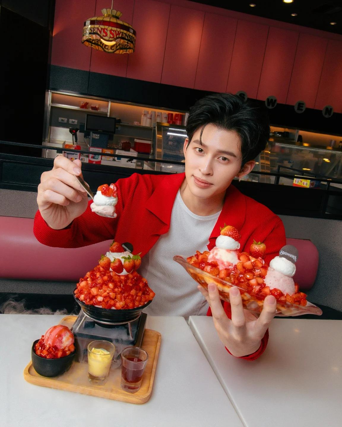 เธอก็เห็นแล้วใช่ไหมว่าเงินของฉันสามารถซื้อสตรอว์เบอร์รีสเวนเซ่นส์ทั้งหมดให้เธอได้นะ มากินด้วยกันมุ้ยยย..คนดื้อ🍓🍨

#WeLoveSwensens #SwensensXPond #Swensens  #SwensensStrawberry2026 #สเวนเซ่นส์สตรอว์เบอร์รีหน้าล้น