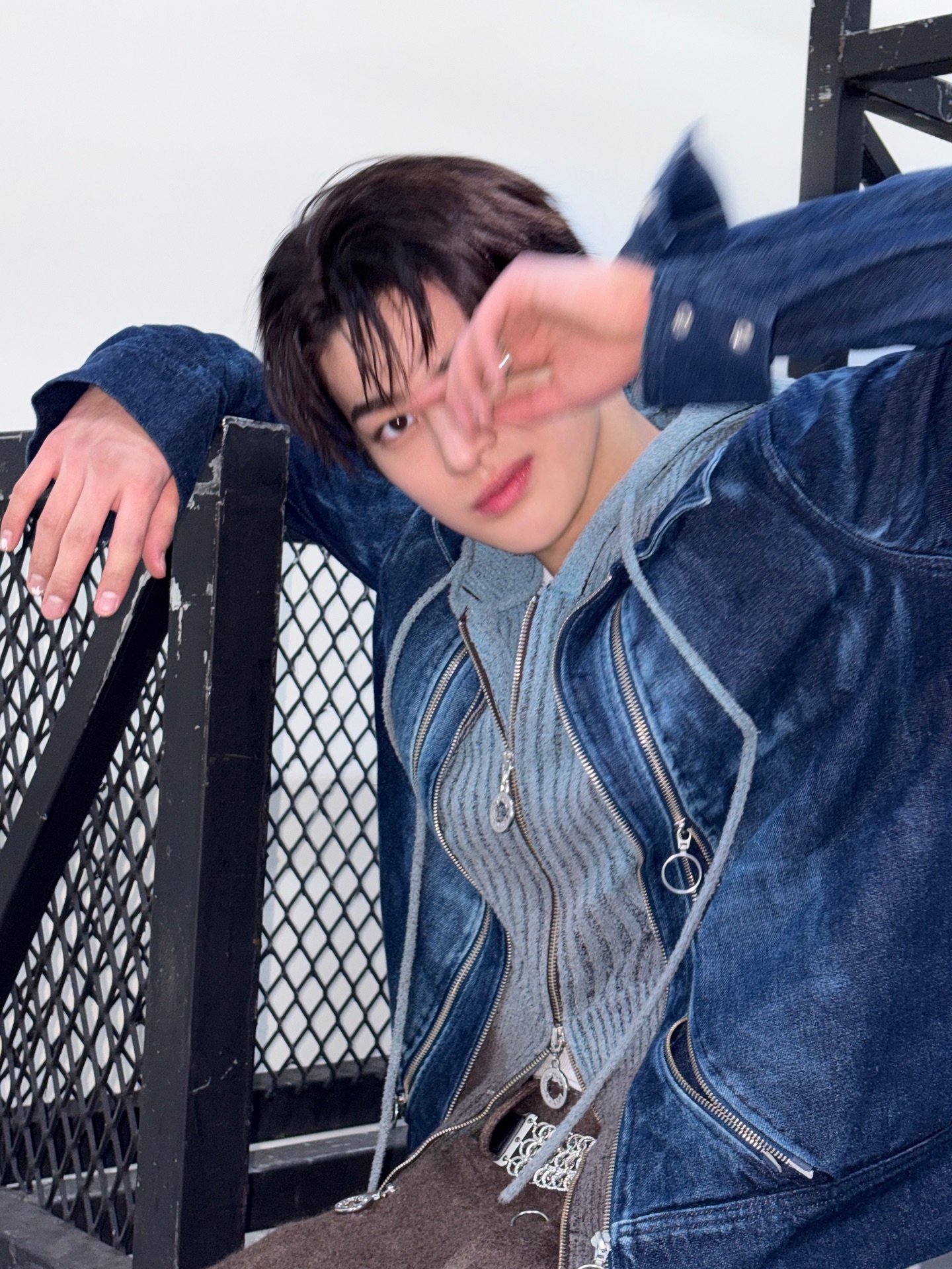 put your hands in the air !