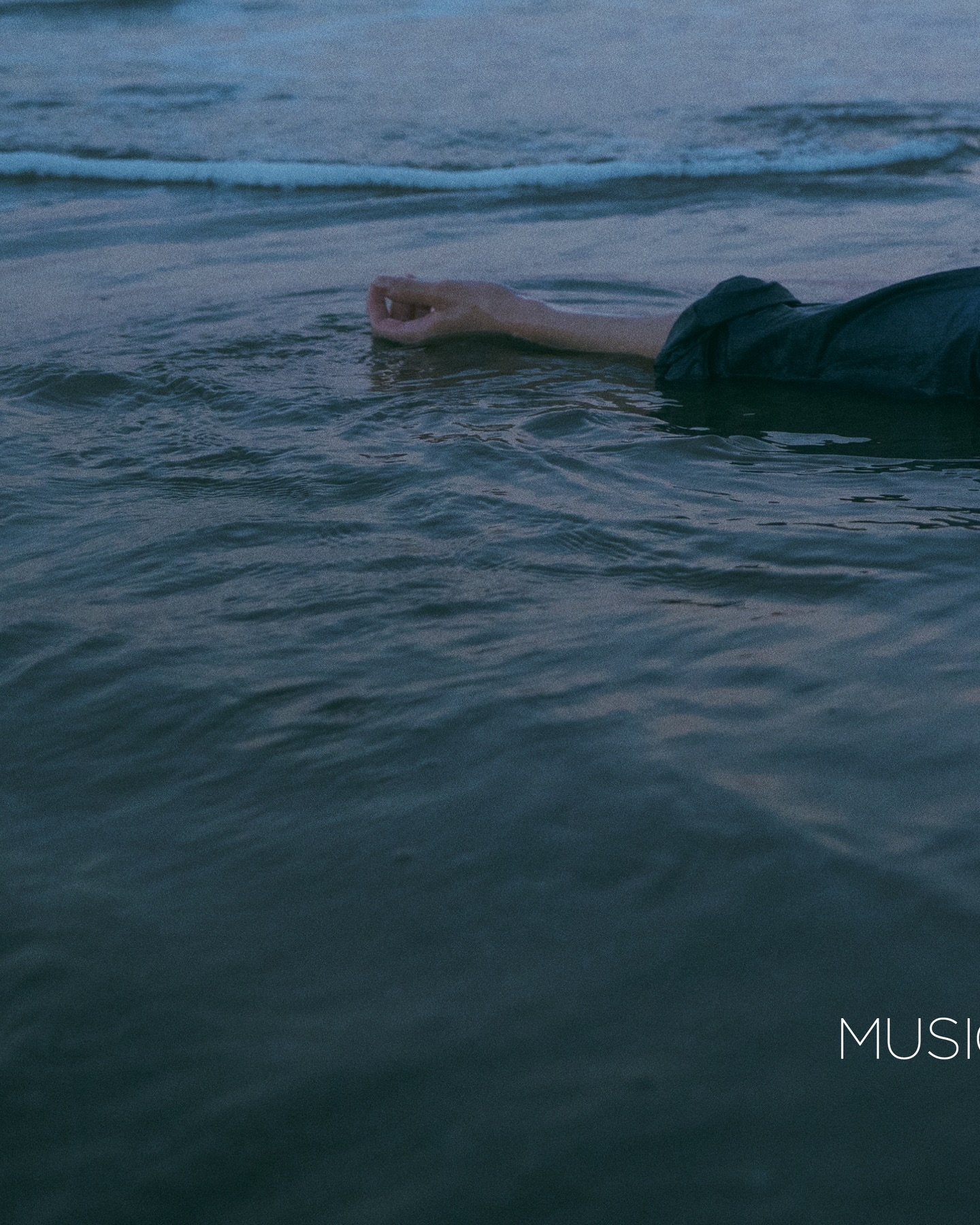 สิ่งที่แย่ที่สุดของสิ่งที่ดีที่สุด
คือมันต้องจบไป แต่ใครจะรู้... มีแค่ฉัน 🌊 #ใครจะรู้_MV 

BILLKIN - ใครจะรู้ (Silent Blue) - Official MV Out Now!
YouTube: Billkin Entertainment
: https://youtu.be/7Rj9bVasCZk

#ใครจะรู้ 
#GrowWithTheFlowAlbum
#BillkinEntertainment #Bbillkin
——

🎧 Streaming Platforms
: https://billkin.lnk.to/SilentBlue
: https://billkin.lnk.to/GrowWithTheFlowAlbum