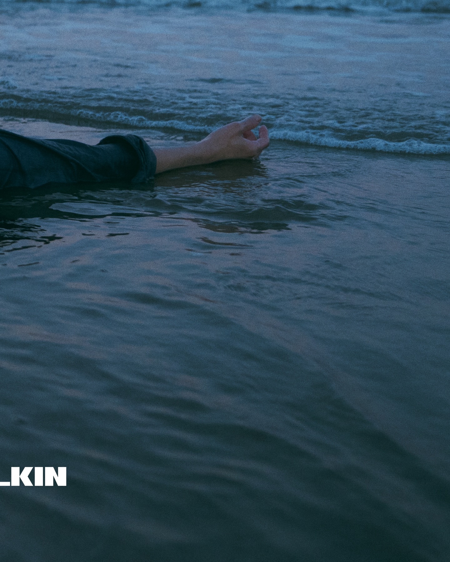 สิ่งที่แย่ที่สุดของสิ่งที่ดีที่สุด
คือมันต้องจบไป แต่ใครจะรู้... มีแค่ฉัน 🌊 #ใครจะรู้_MV 

BILLKIN - ใครจะรู้ (Silent Blue) - Official MV Out Now!
YouTube: Billkin Entertainment
: https://youtu.be/7Rj9bVasCZk

#ใครจะรู้ 
#GrowWithTheFlowAlbum
#BillkinEntertainment #Bbillkin
——

🎧 Streaming Platforms
: https://billkin.lnk.to/SilentBlue
: https://billkin.lnk.to/GrowWithTheFlowAlbum