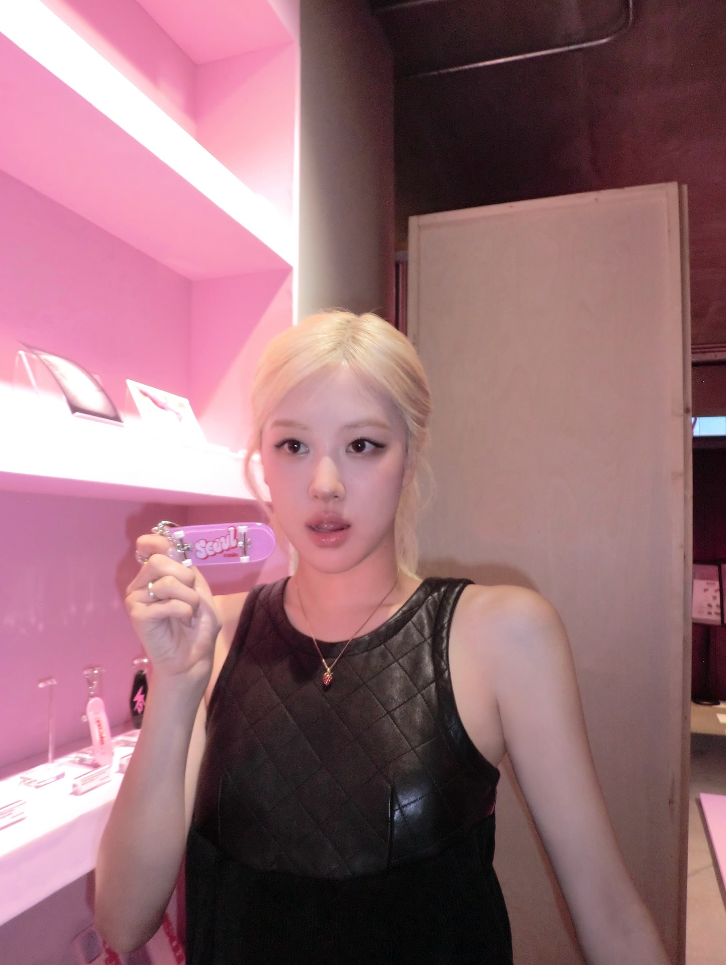 ❤ ROSIE POP UP IN SEOUL 💕❤️🩷

서울에서 열린 로지 팝업
팬분들이랑 오랜만에 좋은시간 보낼 수 있어서 너무너무 행복했어요
모두 로지 팝업 많이 놀러와주셔서 감사합니다아 ❤️❤️🩷❤️