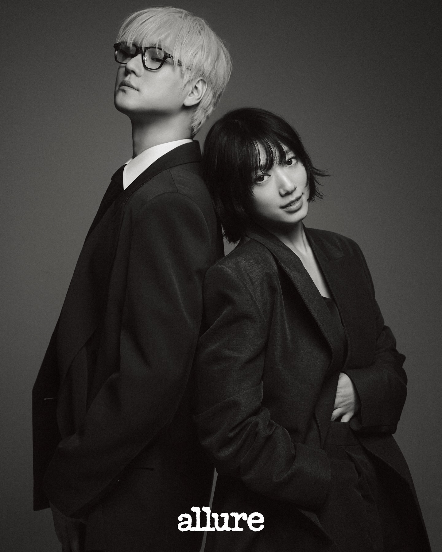 “불모지를 개척한 ‘홍금보’가 스무 살 신입으로 잠입해 당당함이 더해진 넉살을 부릴 때 통쾌하더라고요. 그때는 맞고 지금은 틀린 것들이 꽤 있잖아요”. ‘현생’ 사는 직장인의 속을 뻥💨 뚫어주는 드라마 <언더커버 미쓰홍>의 박신혜와 고경표를 만났습니다. 1990년대 세기말 풍경 속에서 각자의 자리에서 살아남기 위해 고군분투하는 두 사람의 모습은 왠지 낯설지가 않네요. 프로 직장인 ‘홍금보’와 ’신정우’의 아찔한 긴장감과 13년 만에 다시 만난 두 배우의 우정이 공존하는 화보와 인터뷰를 <얼루어> 2월호와 웹사이트에서 만나보세요!
 
EDITOR | 김정현 
PHOTOGRAPHER | 김민주 
STYLIST | 차주연(박신혜), 전진오(고경표)
HAIR | 차세인(박신혜), 김남현(고경표)
MAKEUP | 이한나(박신혜), 도이(고경표)
ASSISTANT | 가을

#박신헤 #고경표 #parkshinhye #kokyungpyo #언더커버미쓰홍 #undercovermisshong @ssinz7 @kopular