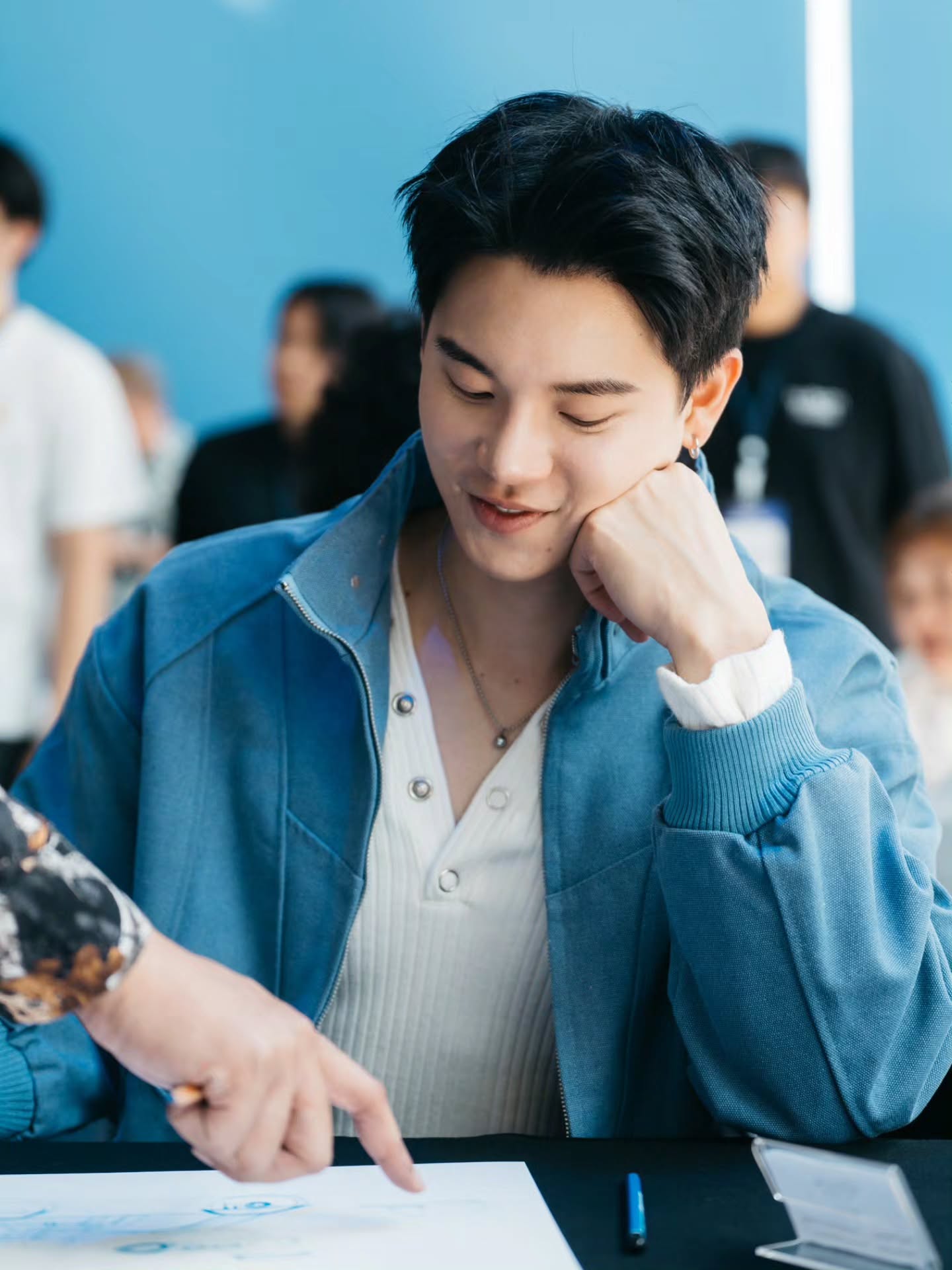 หยิ่นมาเป็นดีไซน์เนอร์วันนึงครับ 🏍️🏎️💨 
กิจกรรมวันแรกที่งาน Honda Design Month ที่ The M.O.V.E. by Honda มู้ดดีมาก อยากให้ทุกคนลองมาวาดยานพาหนะในฝันกัน แถมความพิเศษคือ ถ้าใครมาจอยอีเวนท์ประจำเดือนครบทั้ง 3 เดือน ลุ้นรับเสื้อที่หยิ่นออกแบบลายเองครับ 

ร่วมสนุกและสอบถามกิจกรรมเพิ่มเติมได้ที่
📍EM GLASS ชั้น G ศูนย์การค้า EMSPHERE 

#TheMOVEbyHondaxYIN #TheMOVEbyHonda #HondaDesignMonth