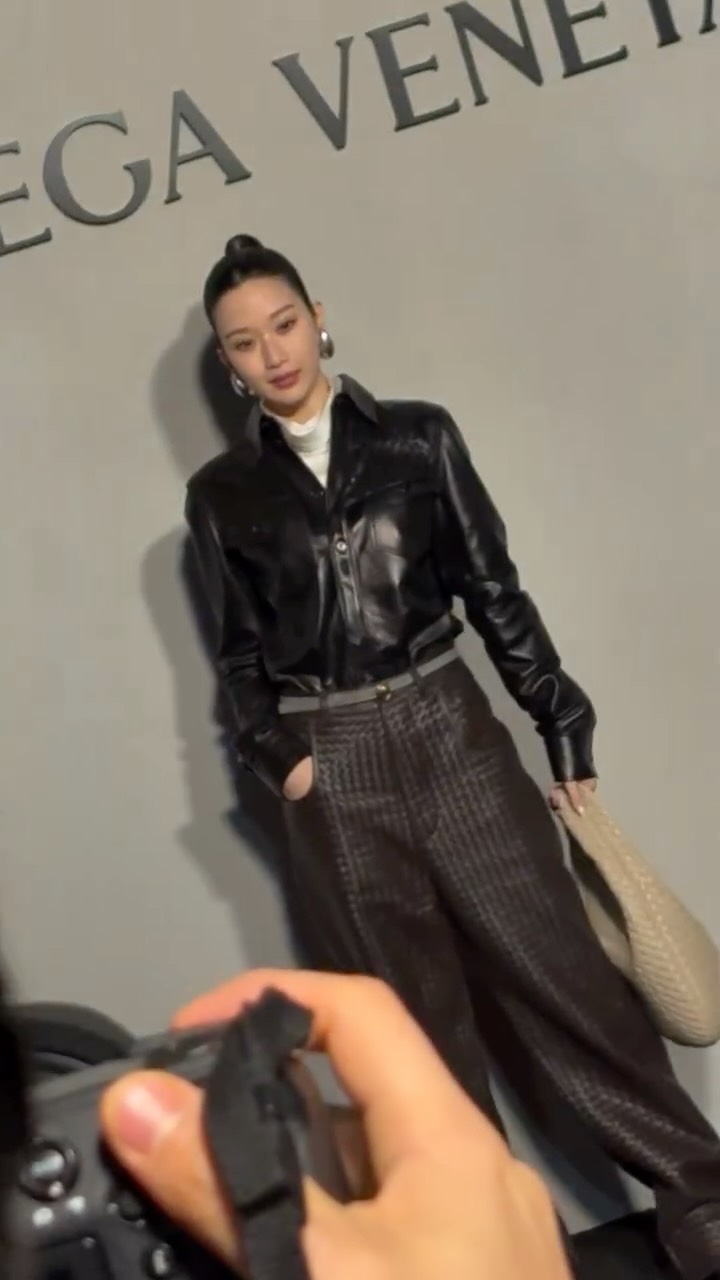 아무리 추워도 문가영의 보테가베네타 여름컬렉션룩만큼은 핫하다🔥

@m_kayoung #문가영 #munkayoung #BottegaVeneta #보테가베네타 #BottegaVenetaSummer2026 #보테가베네타2026여름컬렉션