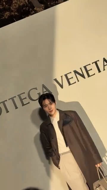 김선호를 밝히는 게 아니고 보테가에 등장한 김선호가 밝은거다...🤍

@seonho_kim #김선호 #KIMSEONHO #BottegaVeneta #보테가베네타 
#BottegaVenetaSummer2026 #보테가베네타2026여름컬렉션