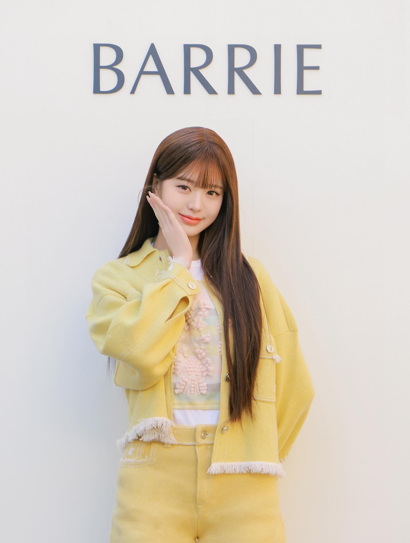 #광고
프리미엄 캐시미어 브랜드 ‘배리(BARRIE)’가 2026 SS 컬렉션을 소개하는 자리를 마련했습니다. 이를 기념해 브랜드 앰버서더인 아이브 장원영이 참석했으며 앤팀 의주, NCT 양양, 더보이즈 현재가  행사장을 찾아 자리를 빛내 주었습니다. 배리의 2026 SS 컬렉션은 선명한 스트라이프와 플라워 패턴, 시어서커 디테일이 어우러진 니트를 선보여 참석한 셀럽들은 물론 행사장을 찾은 사람들에게 많은 이목을 끌었습니다. 

@barrie #barrie #barrieSS26 #madeinscotland #배리