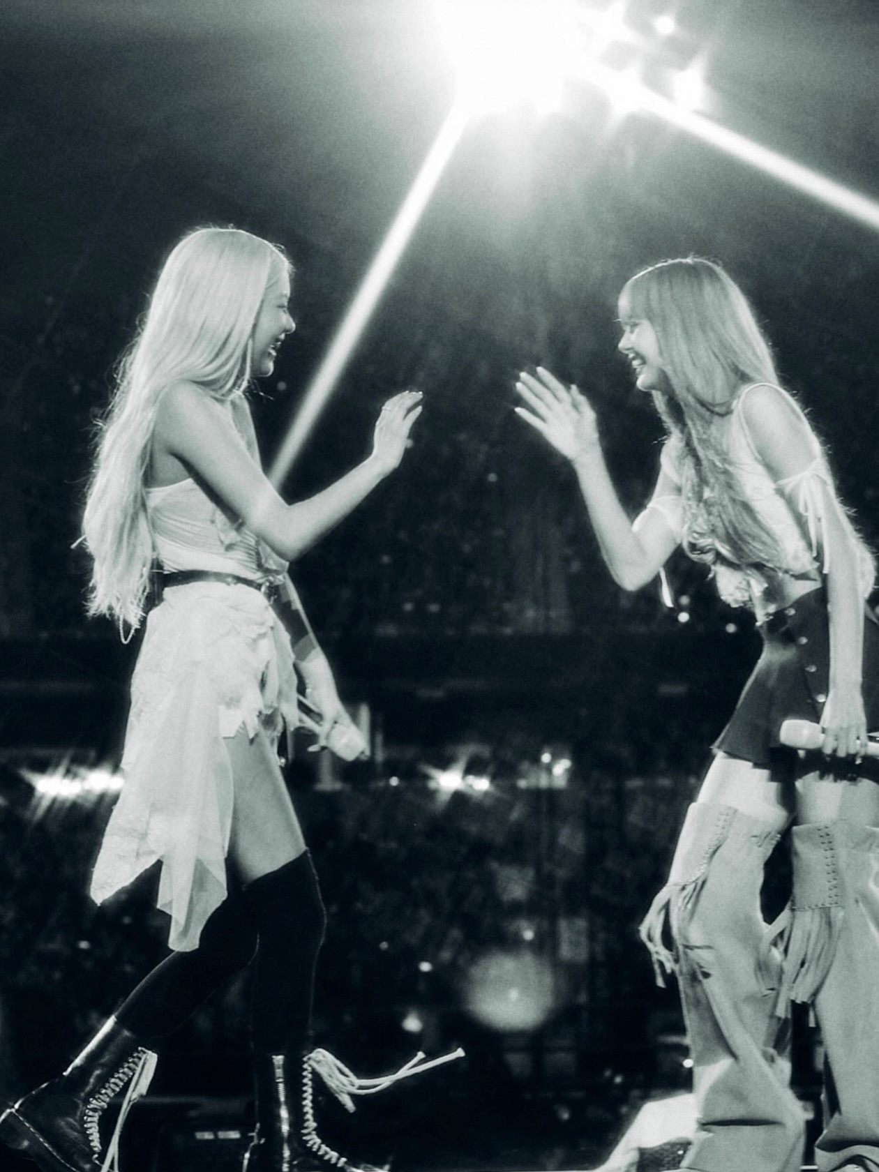 deadline. what an incredible tour this was for me. i have felt so many emotions on this tour. gratitude was the biggest one of them. I will not forget every breathing second of this tour. today i am just so grateful for blackpink, and grateful for blinks. 

we love you all so much. ❤️