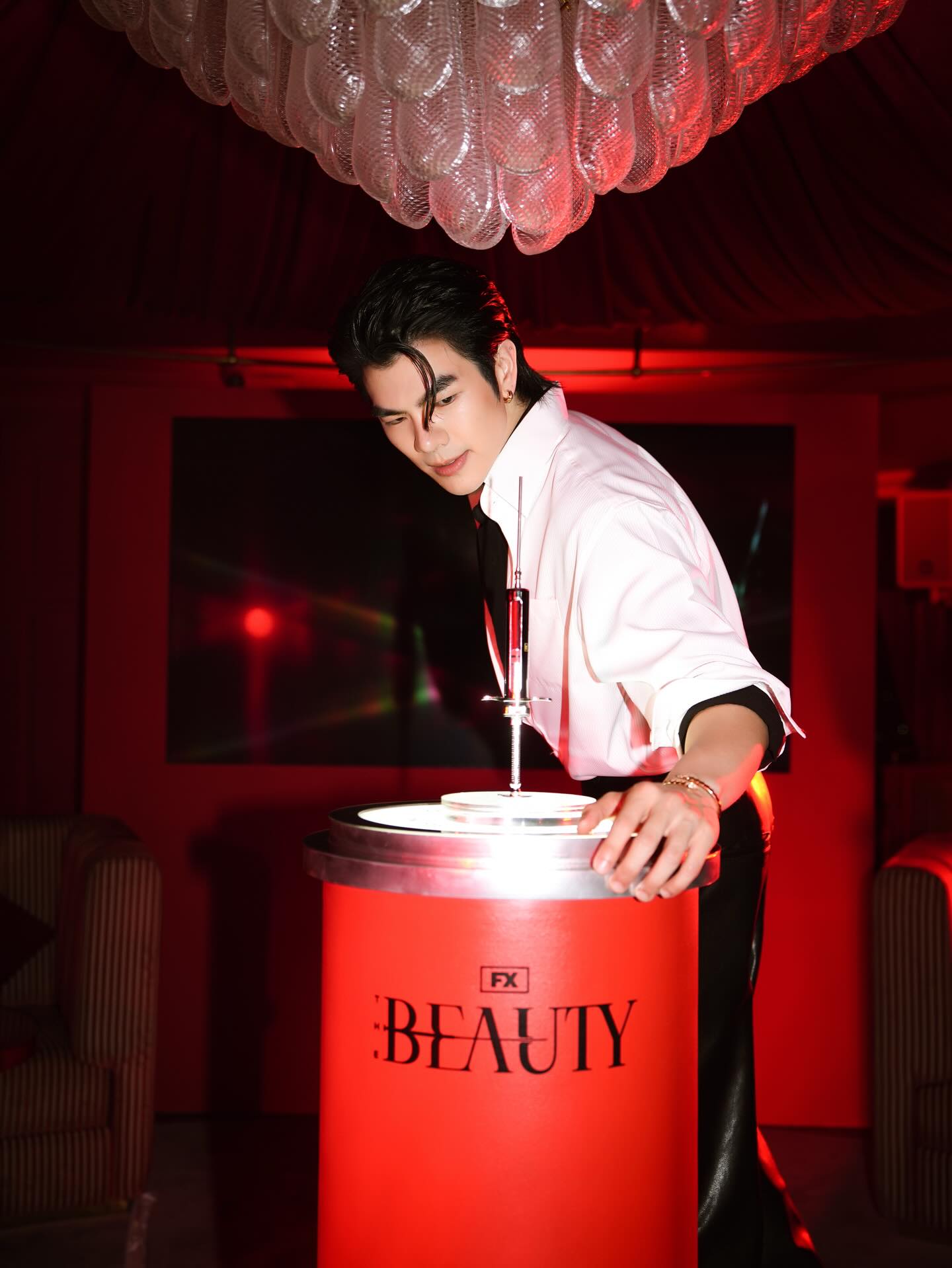 ,,, ถ้ามียาที่ทำให้คุณฮอต สวยหล่อแบบไร้ที่ติภายใน 24 ชม. ทุกคนจะกล้าเสี่ยงกันมั้ยครับ? 💉🔥 ,,,

ผมแนะนำ The Beauty ซีรีส์แนว Thriller สืบสวนชวนสยอง
เป็นเรื่องโปรดเรื่องล่าสุดของผม
ได้ดูไปแล้ว 4 ตอน สนุกจริง ชอบมากๆที่ The Beauty กล้าเล่าเรื่องได้อย่างแหวกแนว ตรงไปตรงมา กระแทกในความรู้สึกมากๆ 

เรื่องราวเกี่ยวกับยาลึกลับที่เปลี่ยนร่างคนให้สวยหล่อภายใน 24 ชม. แต่กลับมาพร้อมกับผลข้างเคียงสุดแสบและสยอง

สามารถสตรีม The Beauty 💉กันได้เลยบน Disney+ เท่านั้น 
มาพร้อมพากย์ไทยและ Subtitle ไทยครับ✅
ใครดูแล้วเป็นยังไงมาเล่าให้กันฟังด้วยนะ🎥🤪

.
.
#TheBeauty 
#DisneyPlusTH