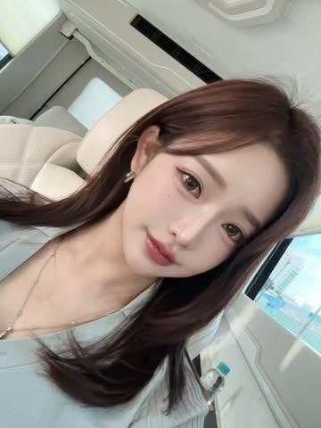 .
줄기세포만 4번째 !
300부터 3000까지 받아본 제가 강추하는 지방 줄기세포!

솔직히 지방이 부족하대서 
밥 마이 먹고 4kg 찌워갔서요,,🫢

배꼽 근처에서 1cm 절개로 지방 60cc 추출
야구르트 병 하나 정도 나온 듯 ?! 지방 있는분들은 마니 빼달라하쉐요 !
(전 11자 복근 보이게 복근 모양으로 지방 빼달라구 했더니 결과는 대만족 ! 사진 보면 비포 있오용 )
이 병원이 좋은 점은 줄기세포 전문 연구원이 수작업으로 추출하여
타병원 대비 활성도가 훨씬 높았어요 !
그리고 결과값도 보내주셔서 저는 챗 gpt로 분석했더니
좋은 세포만 추출해주심 😚

시술 후 한 달 지나니 피부 물광 광채가 쫙 ~~~ 올라오구
모공이랑 피부 쫀쫀함이 대박🫢❤️
저는 4회차 진행하니 피부 자체가 두꺼워지구
눈가,팔자 주름등 피부가 쫀쫀하이 주름 진짜 싹 사라짐...
스킨 부스터 여러 번 맞는 대신 피부 재생 시켜주는 줄기세포를
완즈이 강추 ⭐️⭐️⭐️⭐️⭐️
전 여유만 있다면 꾸준히 맞을 계획이예요 (늙기시러)

✔️본인 지방에서 추출한 줄기세포, 성장인자,엑소좀,혈관세포,면역세포 등이 함유된 복합 세포군
✔️안전성: 자가 지방 사용 → 면역 거부 반응, 부작용 낮음
✔️고농축 성장인자와 엑소좀 포함
✔️세포 재생, 콜라겐 생성, 미세 혈관 재생
✔️단순 주사보다 근본적이고 입체적인 피부 개선
✔️한 번의 시술로도 강력한 효과

전에 받고 또 갔더니 할인 대박 해주셨는데
제 이름 말하고 가시면 같은 가격으로 해달라구 신신 당부하고 왔으니
댓글에 “지방” 남겨주심 
할인 정보 보내드릴게요!