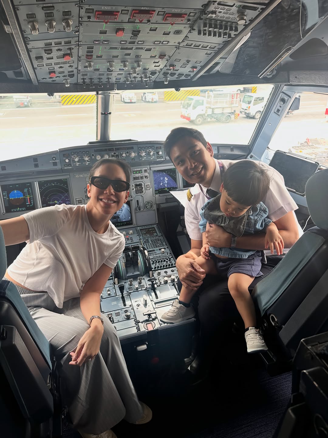 One hella proud sister🥹🤍 First time ever after all these years that I get to be flown by my brother by coincidence! Probably the only time I can kinda boss around the pilot lol Thank god he didn’t mess up cuz he would never hear the end of it! Must say the landing was surprisingly impressive! @indy_nk good job skywalker! Dad would be so proud🤍