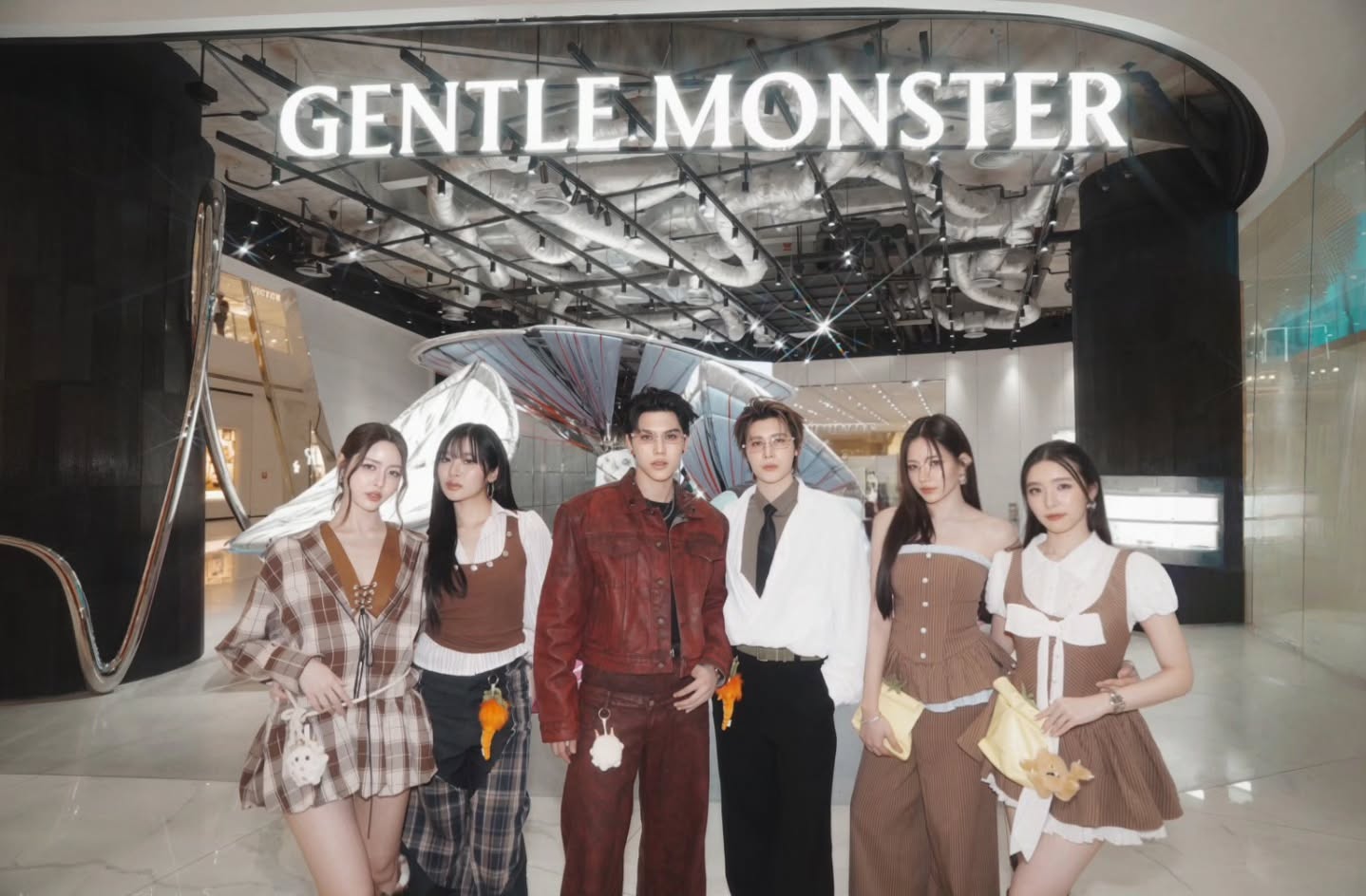📂 4/06/69 | GENTLE MONSTER
VEGGIE COLLECTION BKK POP-UP

GENTLEMONSTER x MEMINDY
#GENTLEMONSTER 
#GENTLEMONSTER2026 
#GENTLEMONSTER_VeggieCollection2026